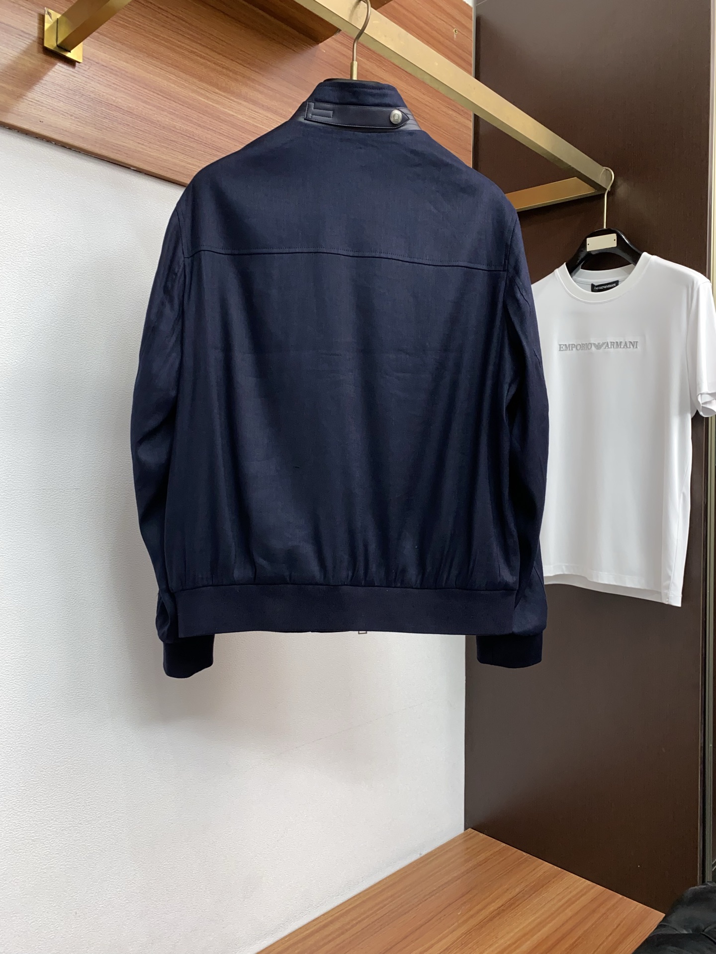 TF 2026新款男士休闲定制棉麻混纺立领夹克外套。穿上简约干练的休闲外套，瞬间重回时髦霸气，又是活力满