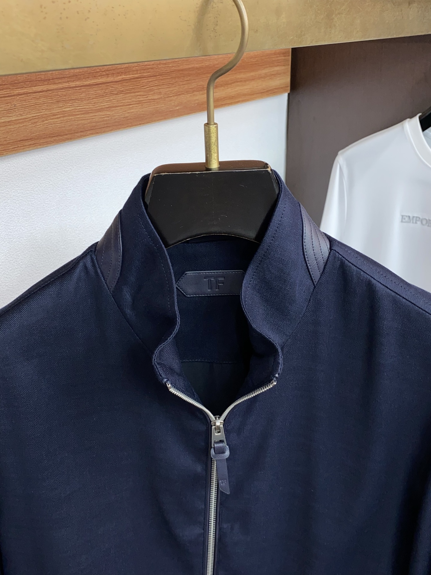 TF 2026新款男士休闲定制棉麻混纺立领夹克外套。穿上简约干练的休闲外套，瞬间重回时髦霸气，又是活力满