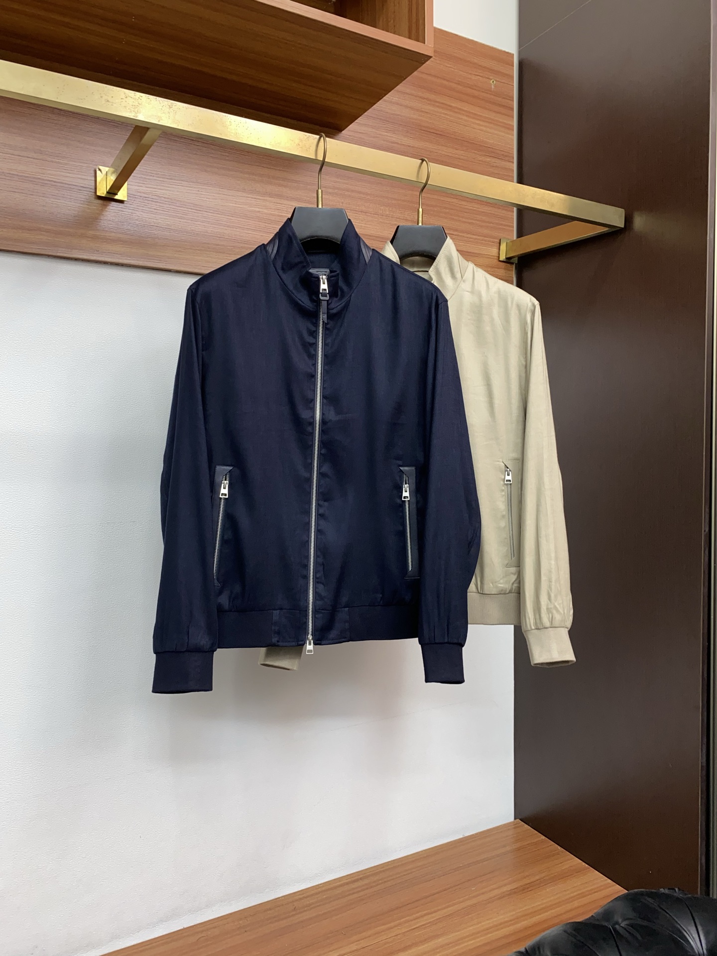 TF 2026新款男士休闲定制棉麻混纺立领夹克外套。穿上简约干练的休闲外套，瞬间重回时髦霸气，又是活力满