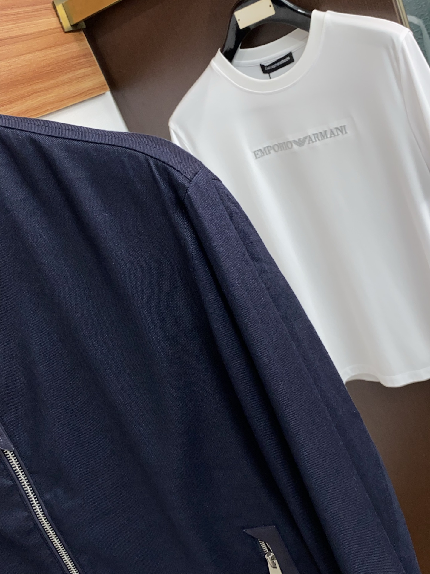 TF 2026新款男士休闲定制棉麻混纺立领夹克外套。穿上简约干练的休闲外套，瞬间重回时髦霸气，又是活力满