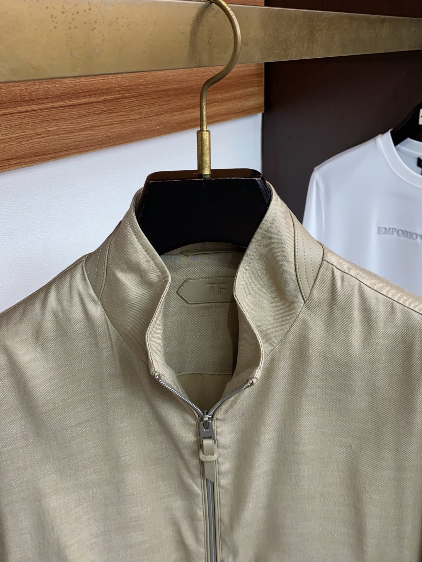 TF 2026新款男士休闲定制棉麻混纺立领夹克外套。穿上简约干练的休闲外套，瞬间重回时髦霸气，又是活力满