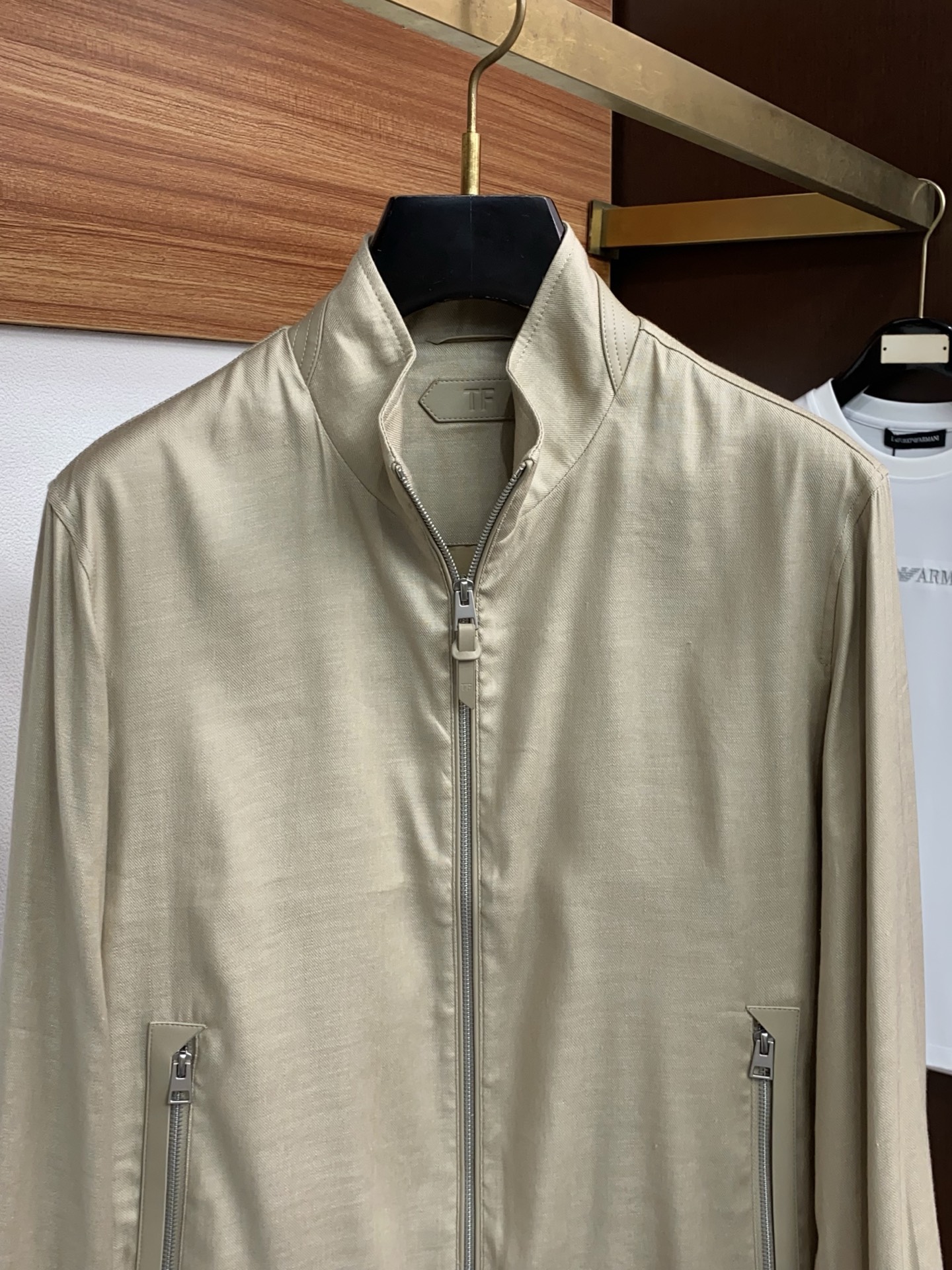 TF 2026新款男士休闲定制棉麻混纺立领夹克外套。穿上简约干练的休闲外套，瞬间重回时髦霸气，又是活力满