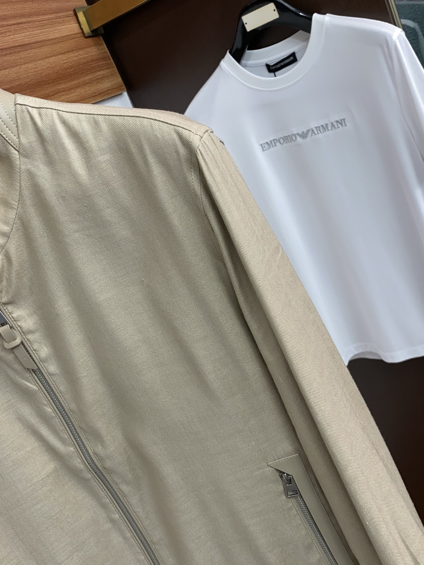 TF 2026新款男士休闲定制棉麻混纺立领夹克外套。穿上简约干练的休闲外套，瞬间重回时髦霸气，又是活力满