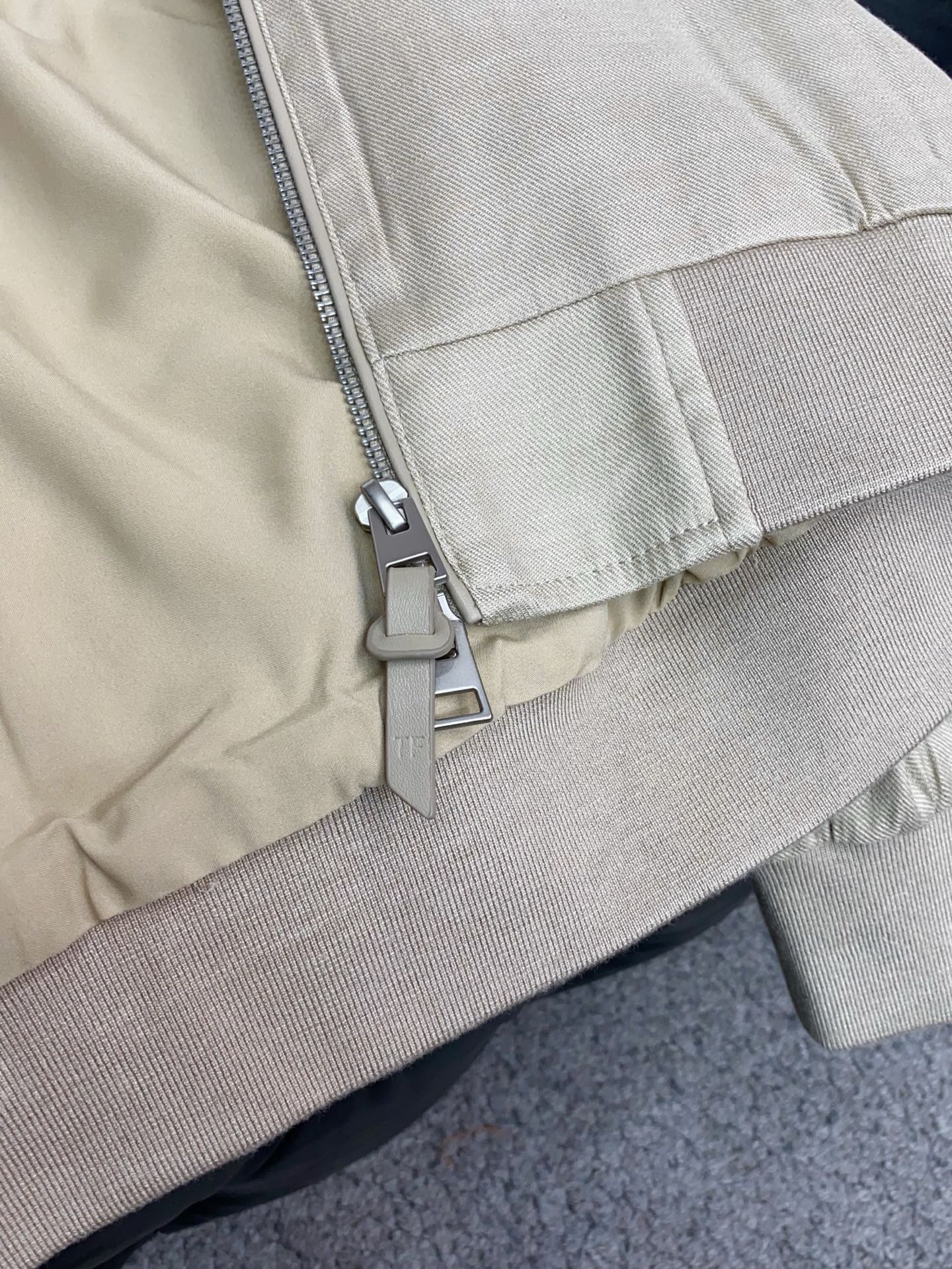 TF 2026新款男士休闲定制棉麻混纺立领夹克外套。穿上简约干练的休闲外套，瞬间重回时髦霸气，又是活力满