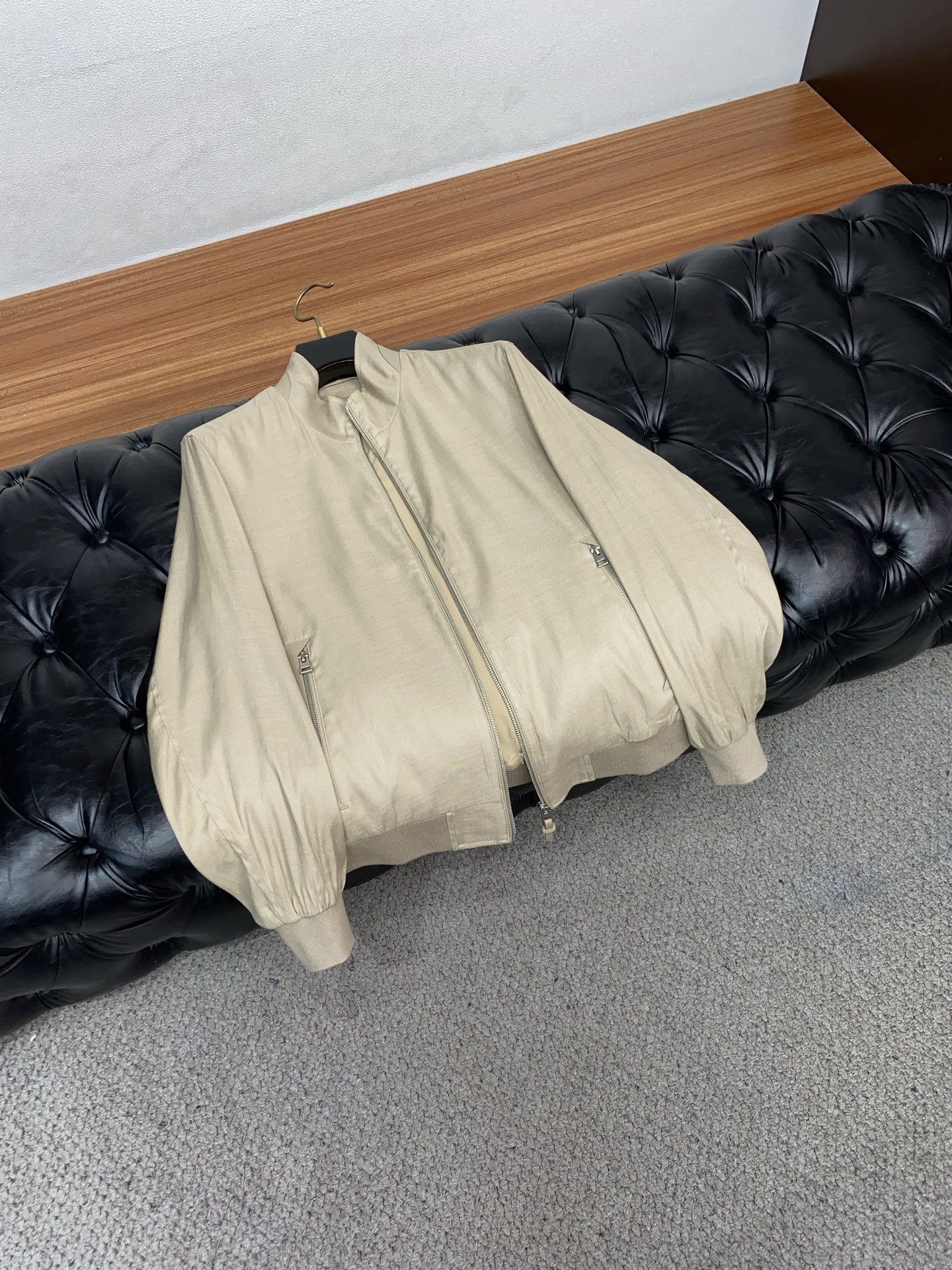 TF 2026新款男士休闲定制棉麻混纺立领夹克外套。穿上简约干练的休闲外套，瞬间重回时髦霸气，又是活力满