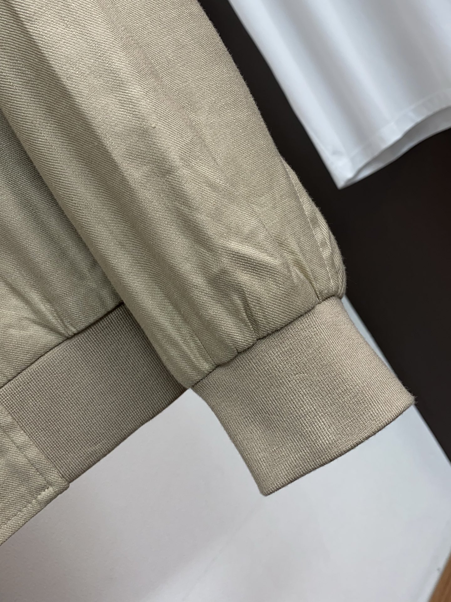 TF 2026新款男士休闲定制棉麻混纺立领夹克外套。穿上简约干练的休闲外套，瞬间重回时髦霸气，又是活力满