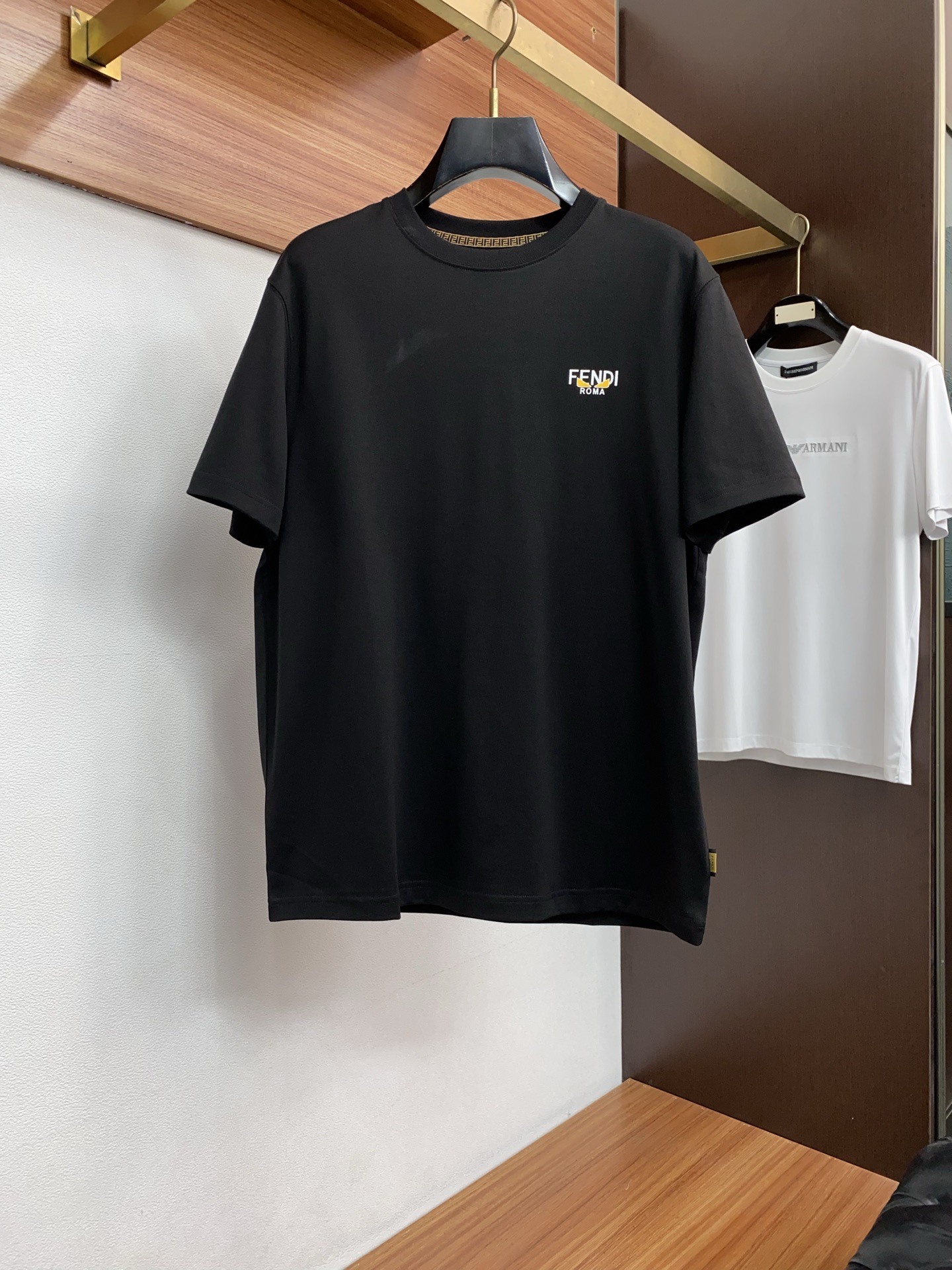 芬迪 26SS早春短袖T恤甄选软糯亲肤1丝光棉面料制成，标准版圆领短袖裁剪，更适合日常穿着。简约不失设计