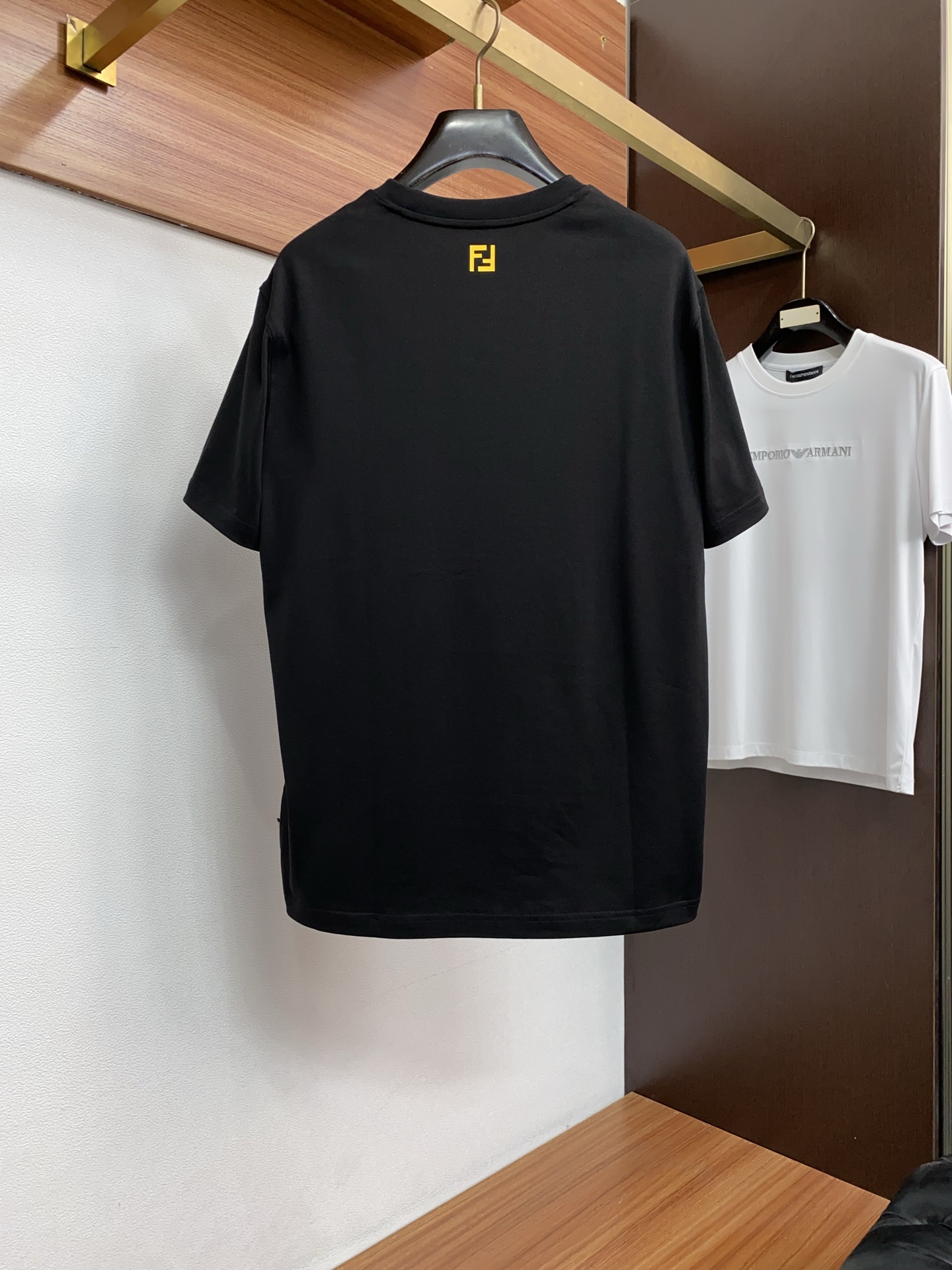 芬迪 26SS早春短袖T恤甄选软糯亲肤1丝光棉面料制成，标准版圆领短袖裁剪，更适合日常穿着。简约不失设计