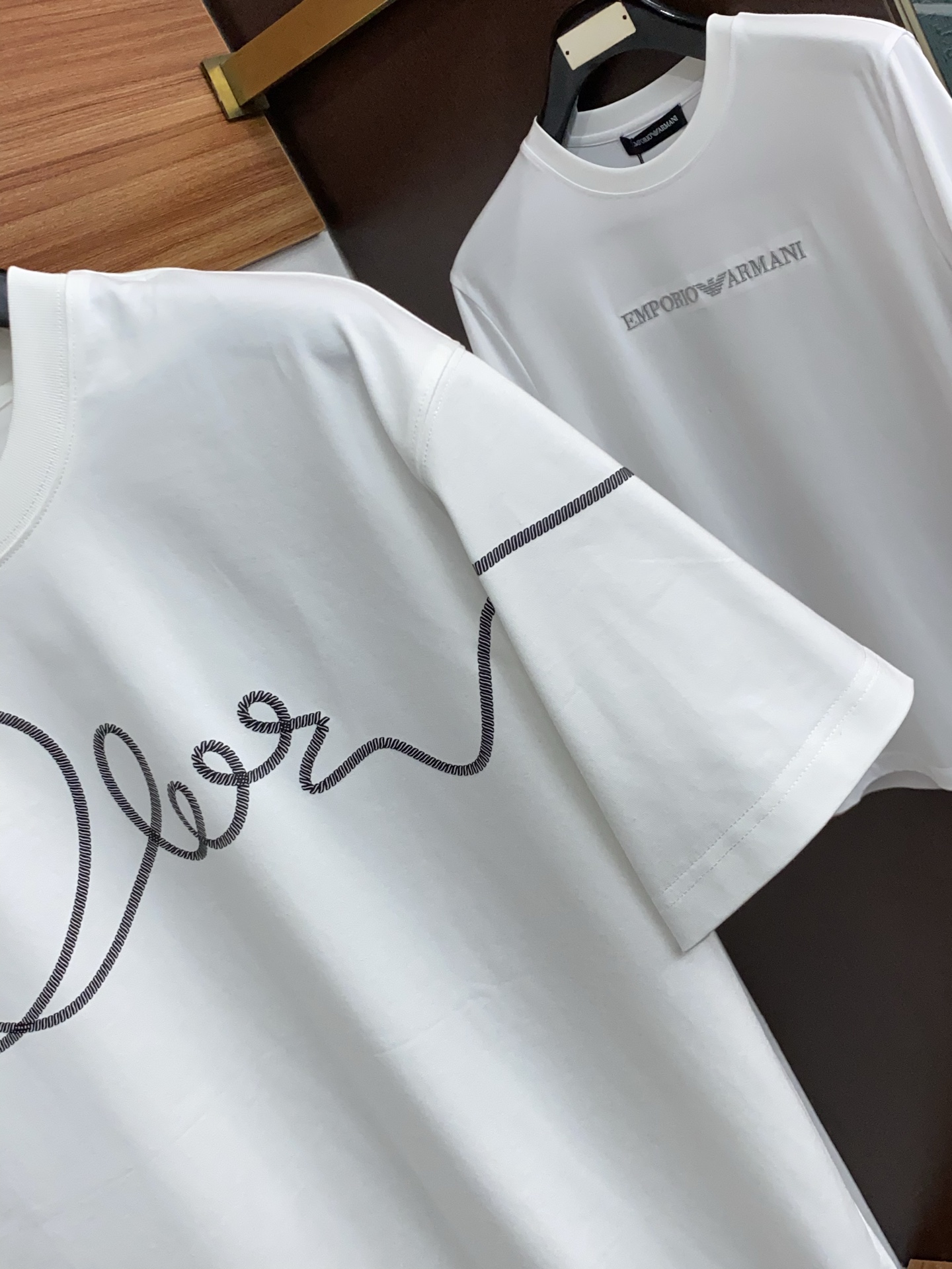 迪奥 26SS早春短袖T恤甄选软糯亲肤丝光棉面料制成，标准版圆领短袖裁剪，更适合日常穿着。简约不失设计感