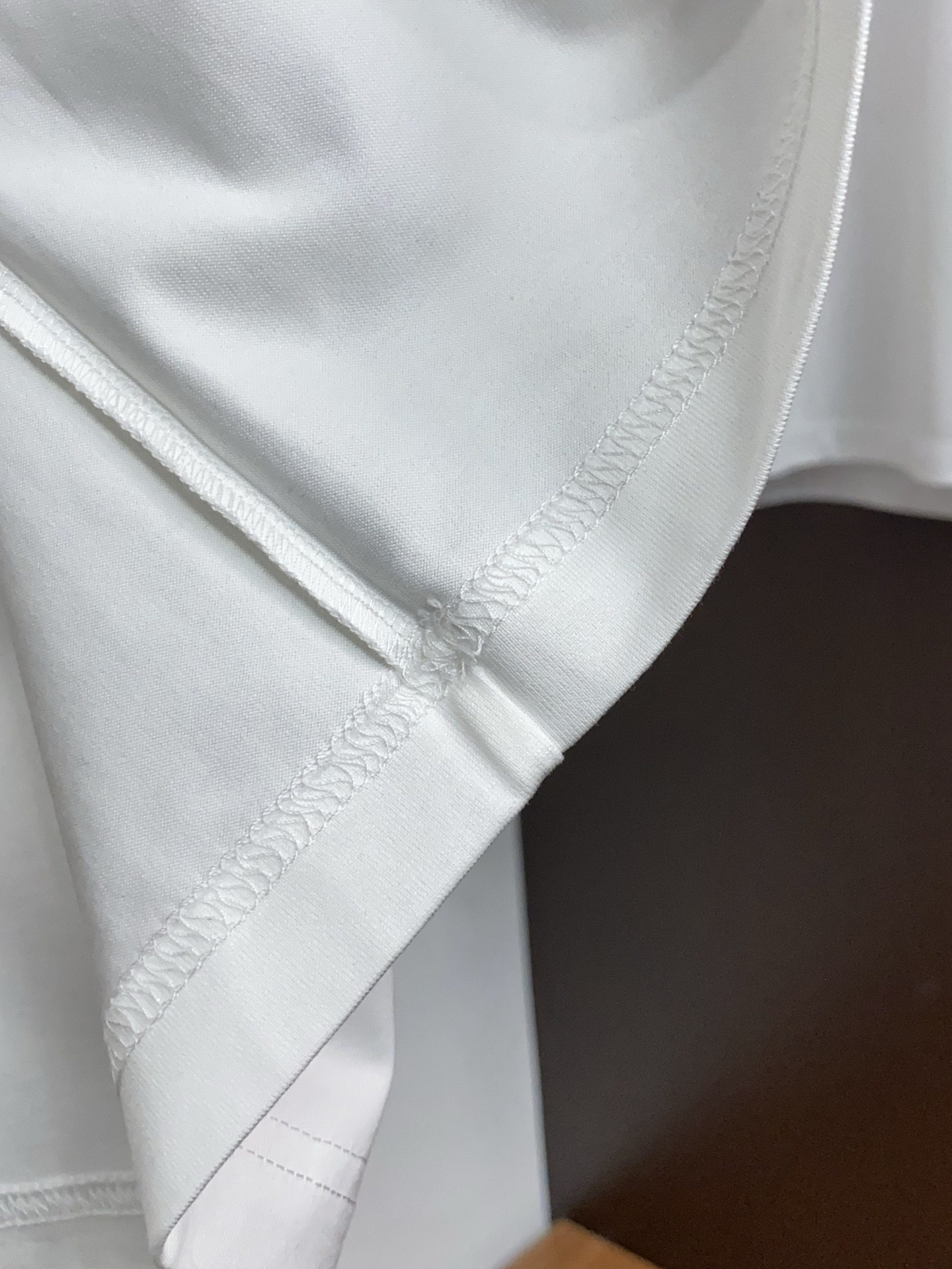 迪奥 26SS早春短袖T恤甄选软糯亲肤丝光棉面料制成，标准版圆领短袖裁剪，更适合日常穿着。简约不失设计感