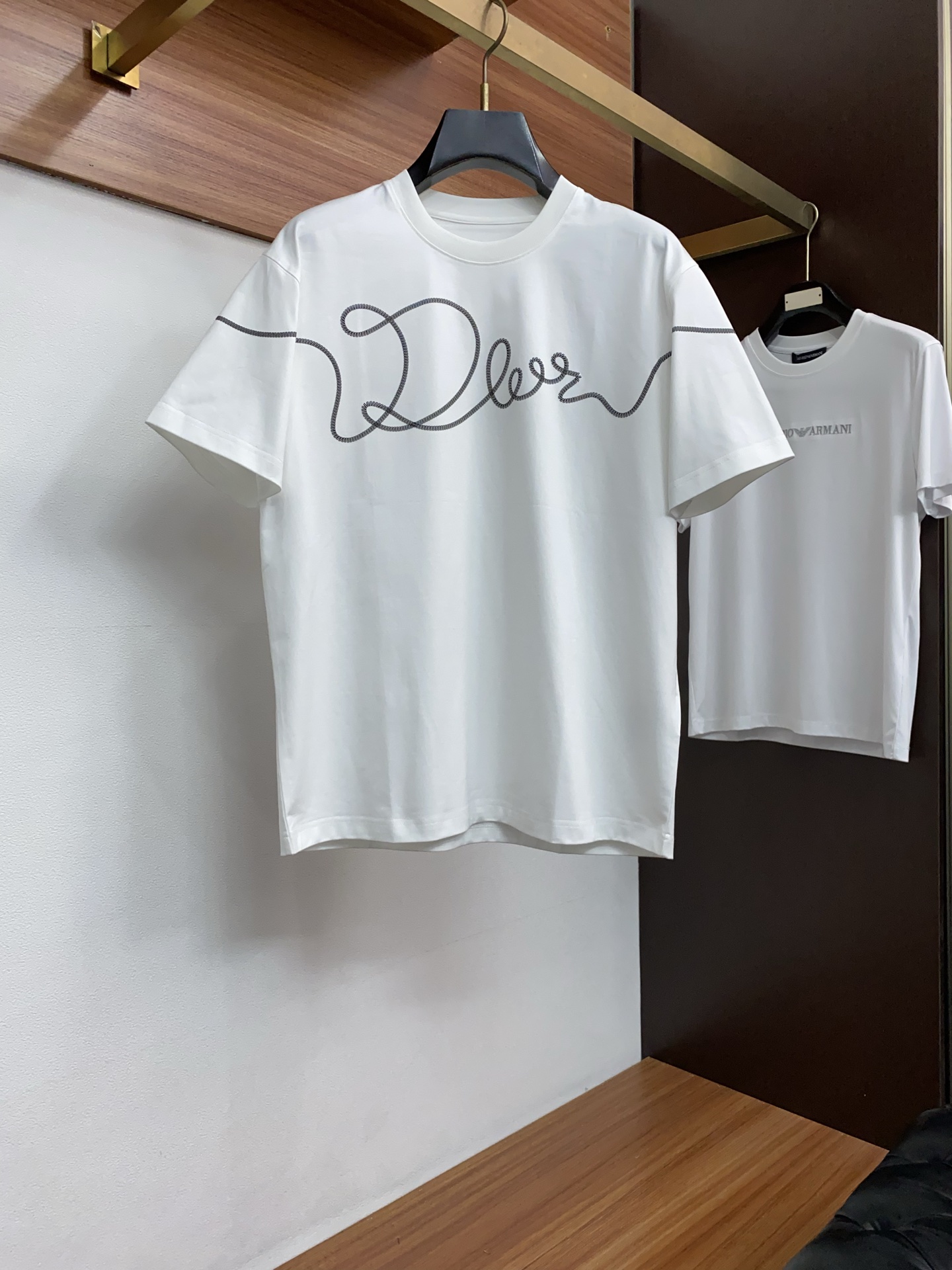 迪奥 26SS早春短袖T恤甄选软糯亲肤丝光棉面料制成，标准版圆领短袖裁剪，更适合日常穿着。简约不失设计感