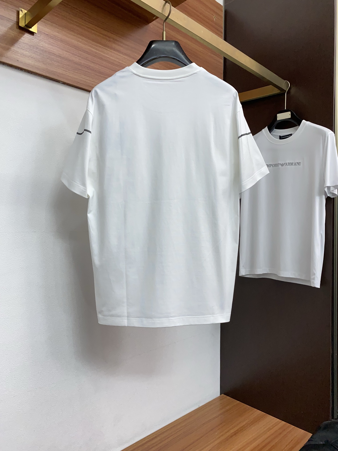 迪奥 26SS早春短袖T恤甄选软糯亲肤丝光棉面料制成，标准版圆领短袖裁剪，更适合日常穿着。简约不失设计感