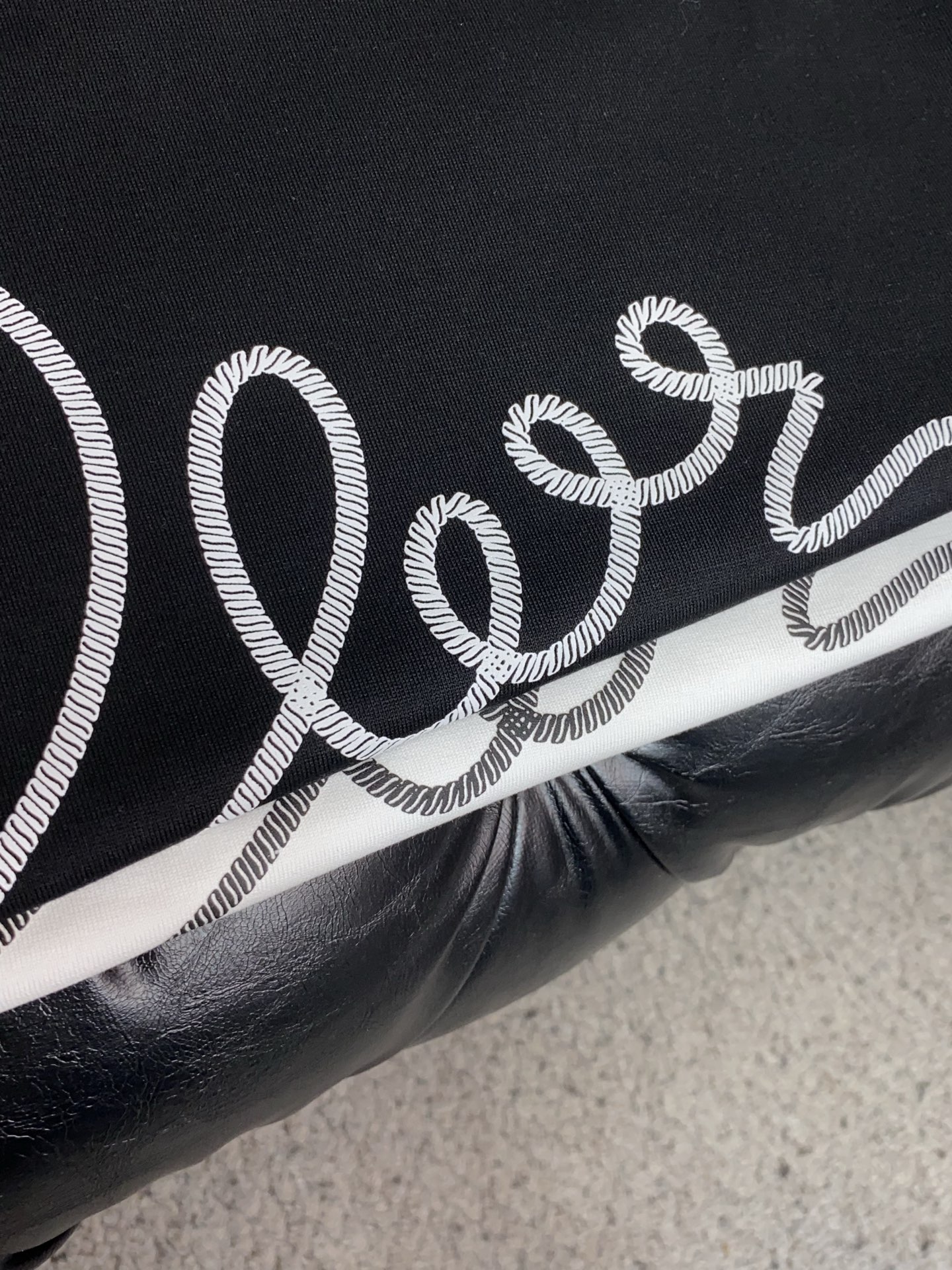 迪奥 26SS早春短袖T恤甄选软糯亲肤丝光棉面料制成，标准版圆领短袖裁剪，更适合日常穿着。简约不失设计感