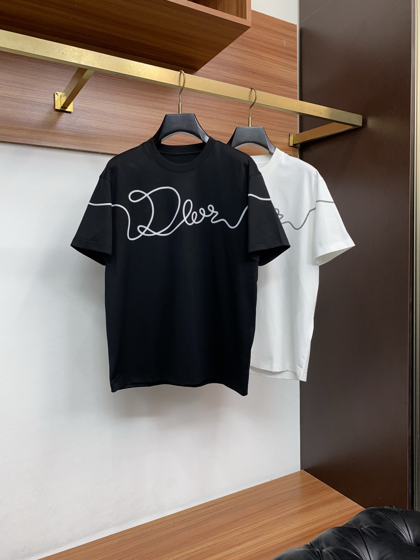 迪奥 26SS早春短袖T恤甄选软糯亲肤丝光棉面料制成，标准版圆领短袖裁剪，更适合日常穿着。简约不失设计感