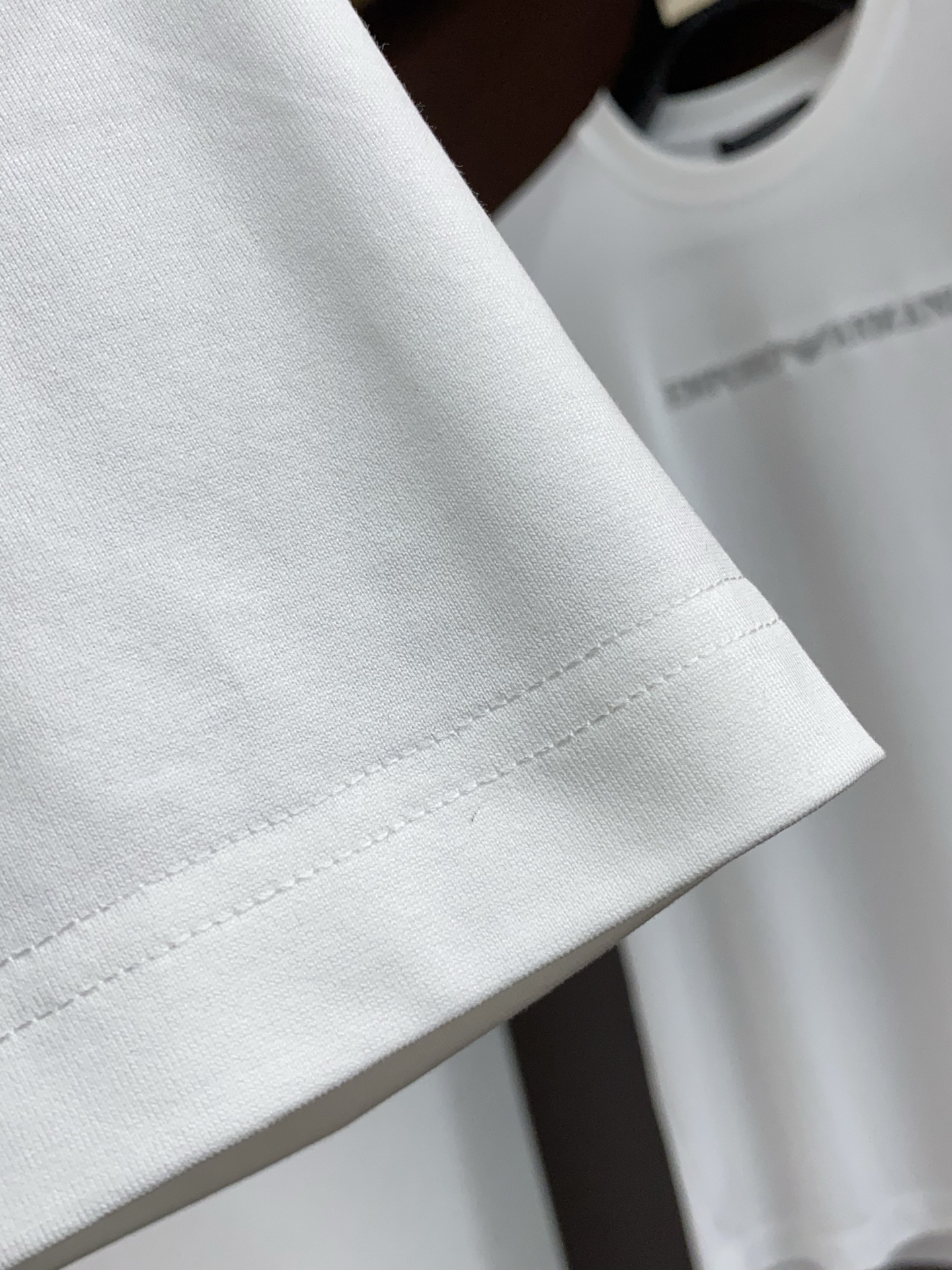 迪奥 26SS早春短袖T恤甄选软糯亲肤丝光棉面料制成，标准版圆领短袖裁剪，更适合日常穿着。简约不失设计感