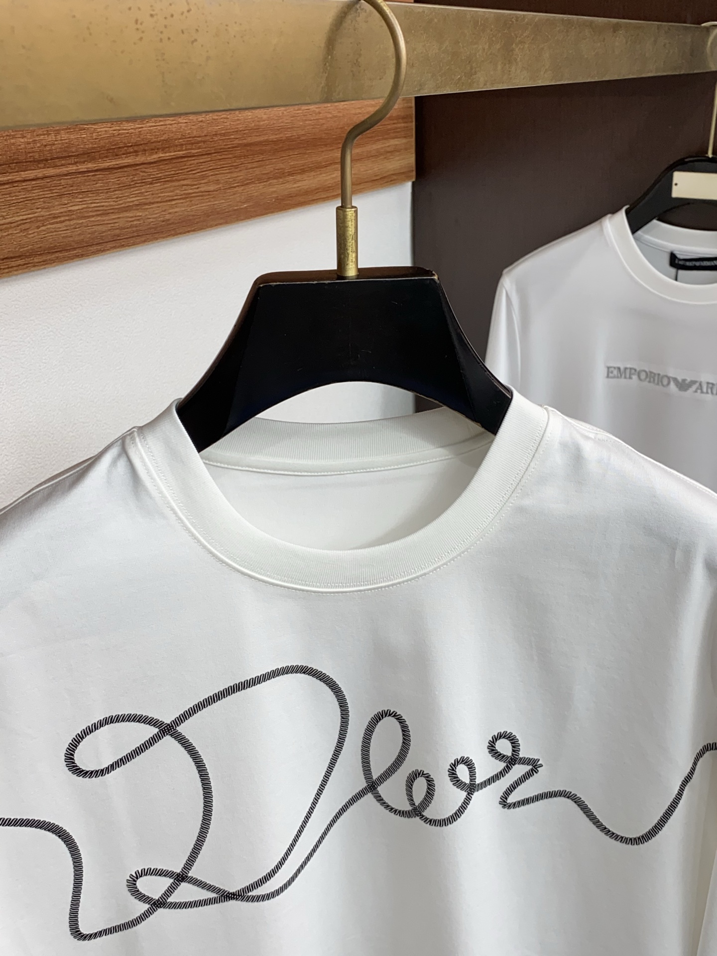 迪奥 26SS早春短袖T恤甄选软糯亲肤丝光棉面料制成，标准版圆领短袖裁剪，更适合日常穿着。简约不失设计感