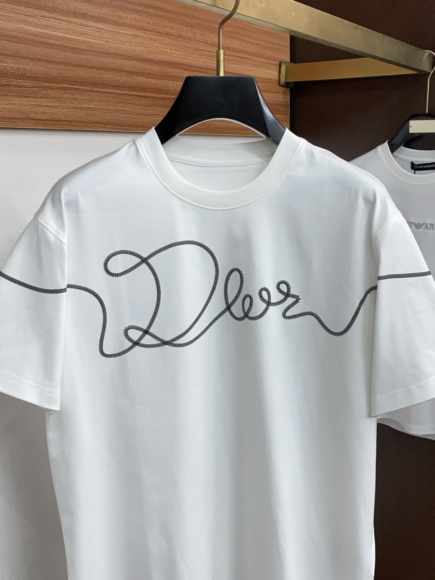 迪奥 26SS早春短袖T恤甄选软糯亲肤丝光棉面料制成，标准版圆领短袖裁剪，更适合日常穿着。简约不失设计感