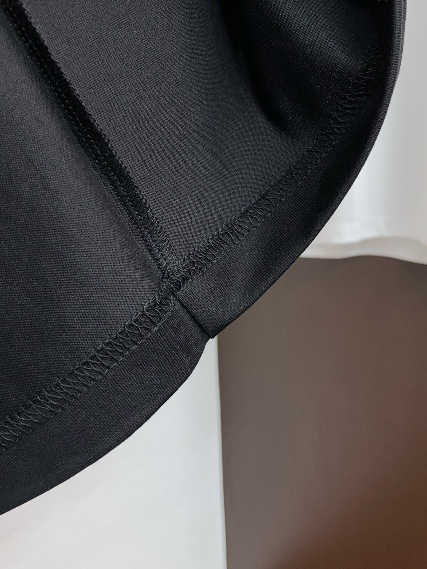 迪奥 26SS早春短袖T恤甄选软糯亲肤丝光棉面料制成，标准版圆领短袖裁剪，更适合日常穿着。简约不失设计感