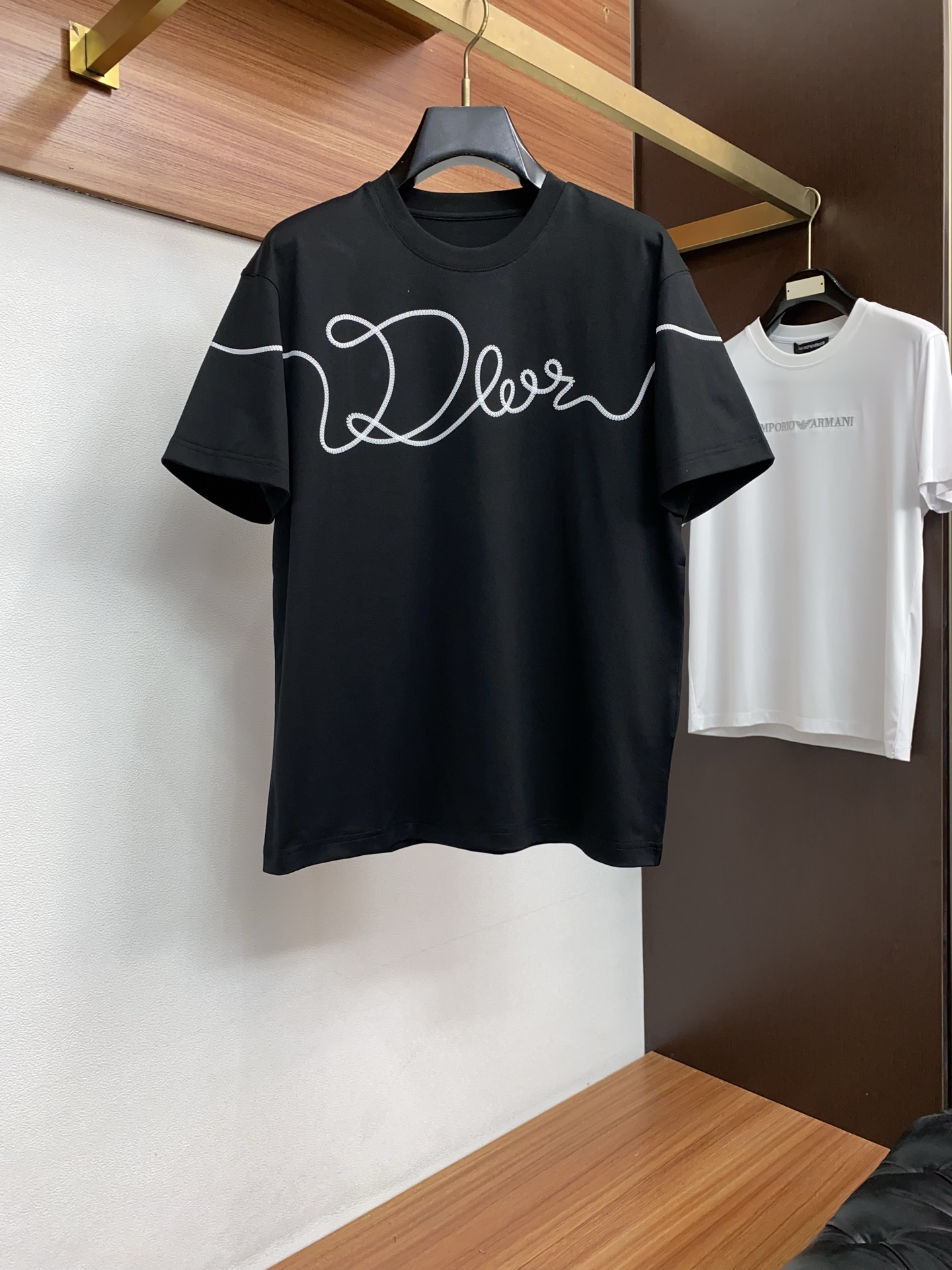 迪奥 26SS早春短袖T恤甄选软糯亲肤丝光棉面料制成，标准版圆领短袖裁剪，更适合日常穿着。简约不失设计感