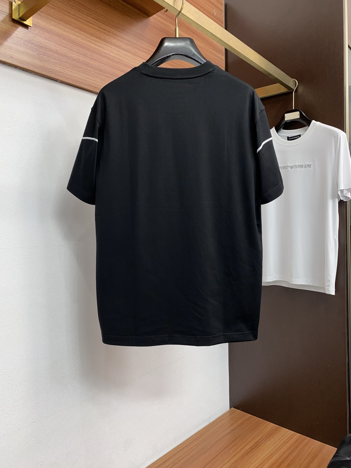 迪奥 26SS早春短袖T恤甄选软糯亲肤丝光棉面料制成，标准版圆领短袖裁剪，更适合日常穿着。简约不失设计感