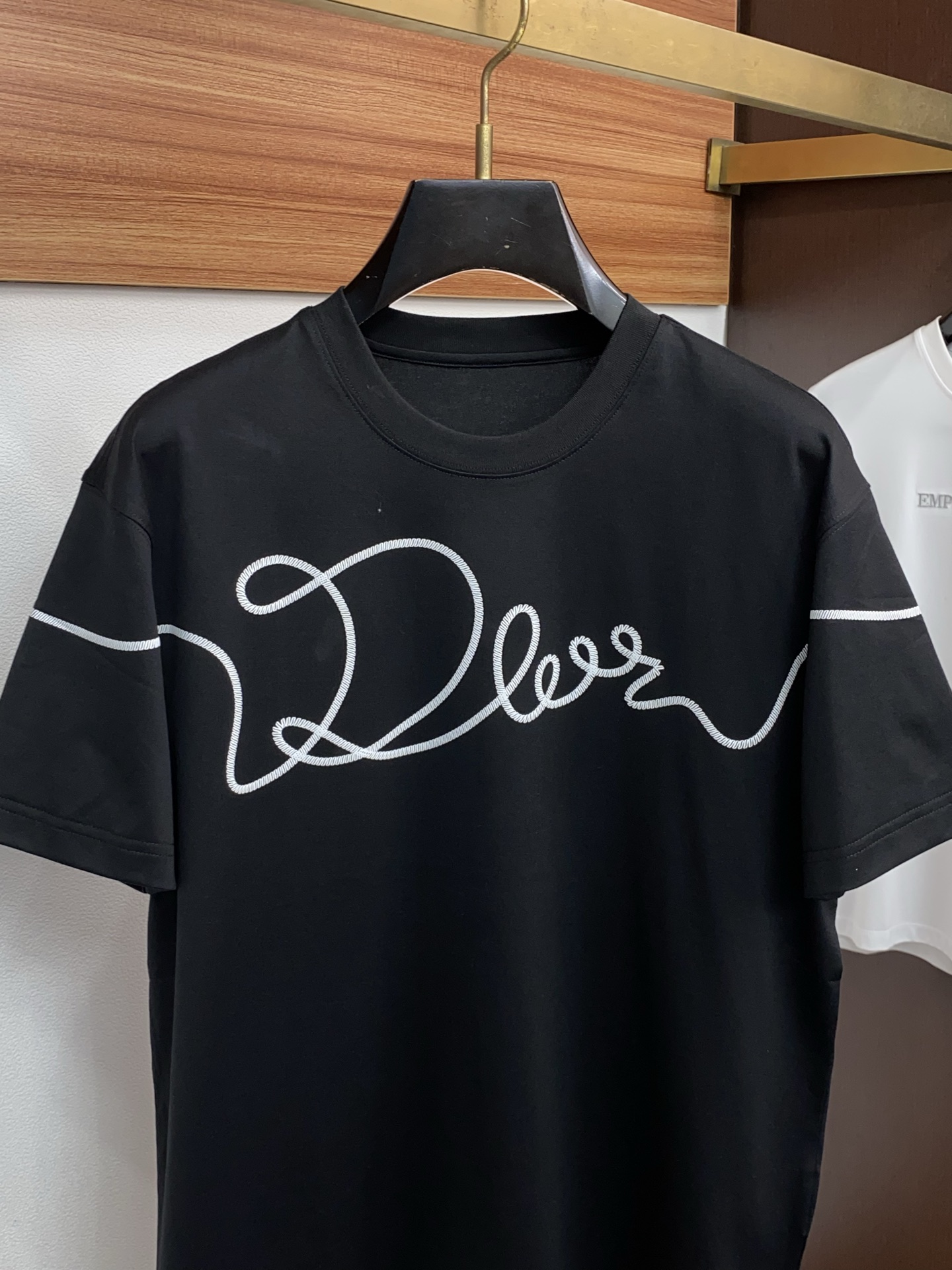 迪奥 26SS早春短袖T恤甄选软糯亲肤丝光棉面料制成，标准版圆领短袖裁剪，更适合日常穿着。简约不失设计感