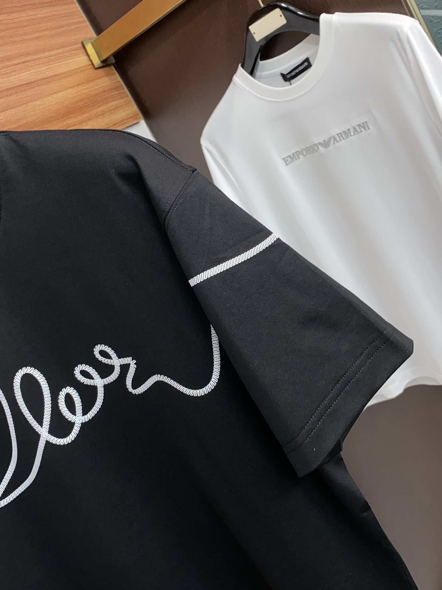 迪奥 26SS早春短袖T恤甄选软糯亲肤丝光棉面料制成，标准版圆领短袖裁剪，更适合日常穿着。简约不失设计感