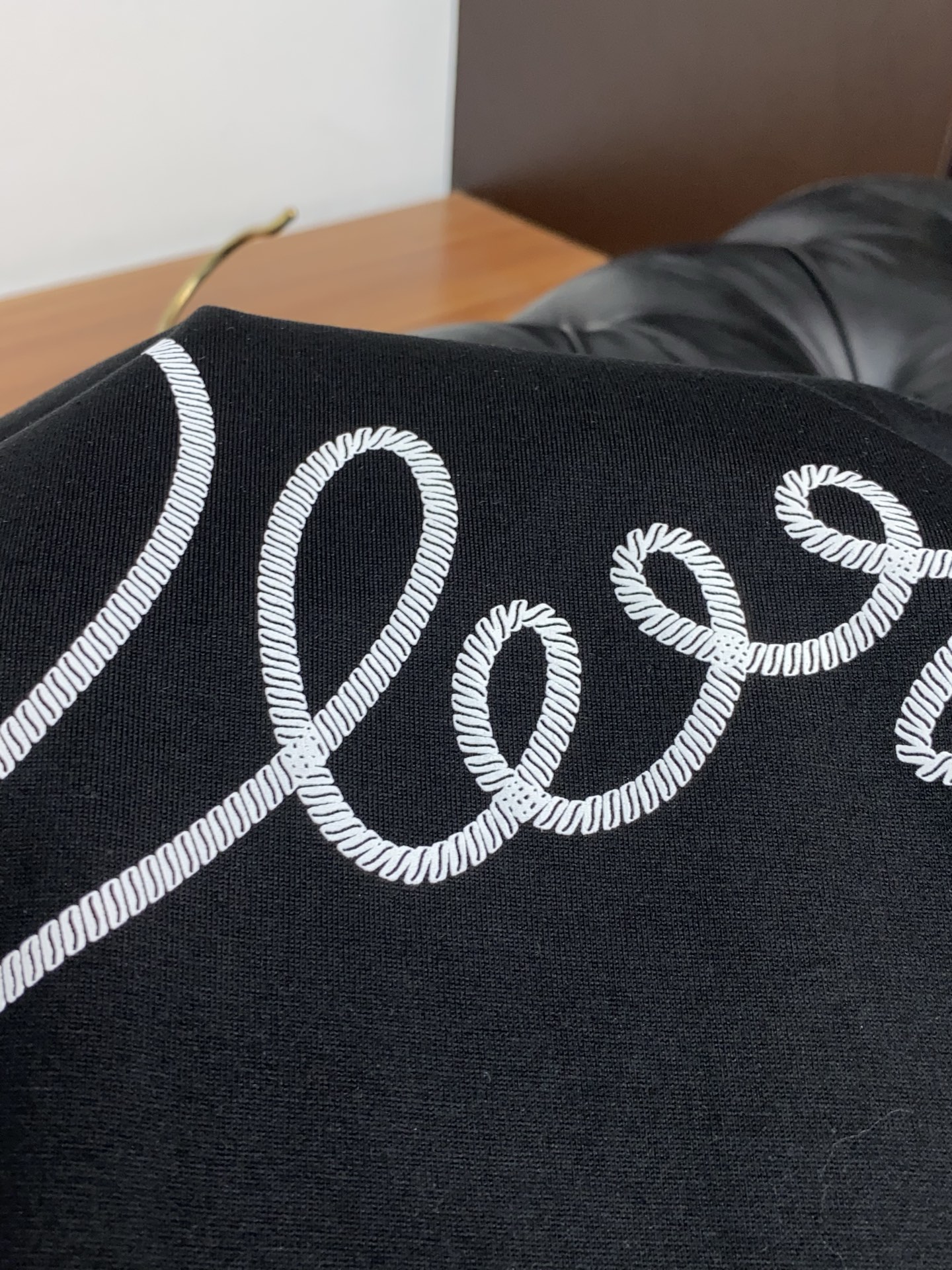 迪奥 26SS早春短袖T恤甄选软糯亲肤丝光棉面料制成，标准版圆领短袖裁剪，更适合日常穿着。简约不失设计感