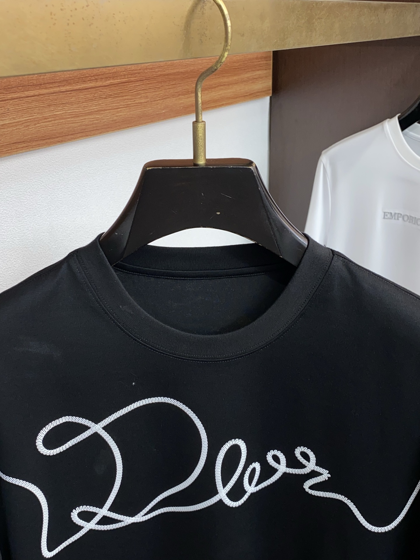 迪奥 26SS早春短袖T恤甄选软糯亲肤丝光棉面料制成，标准版圆领短袖裁剪，更适合日常穿着。简约不失设计感