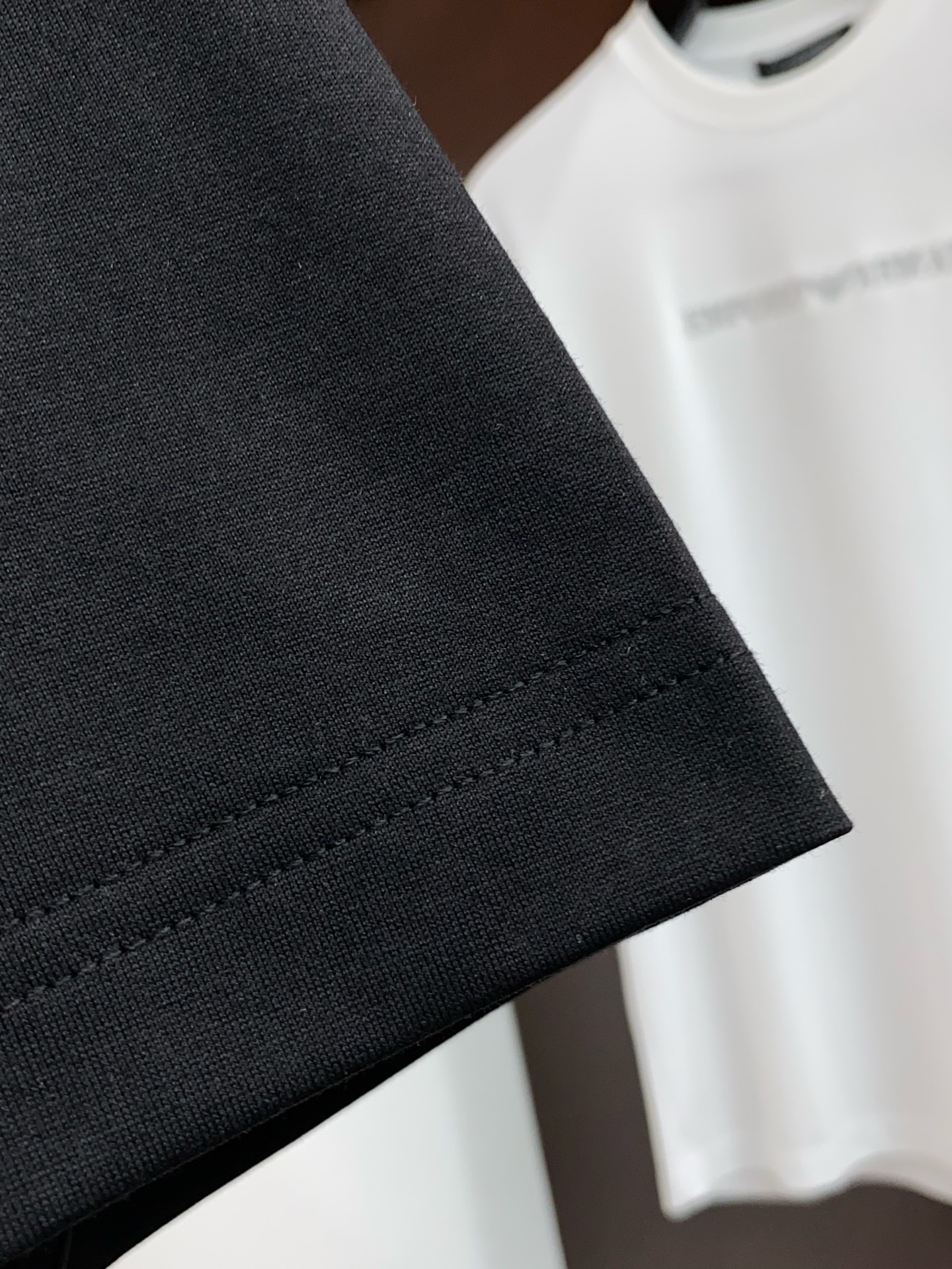 迪奥 26SS早春短袖T恤甄选软糯亲肤丝光棉面料制成，标准版圆领短袖裁剪，更适合日常穿着。简约不失设计感