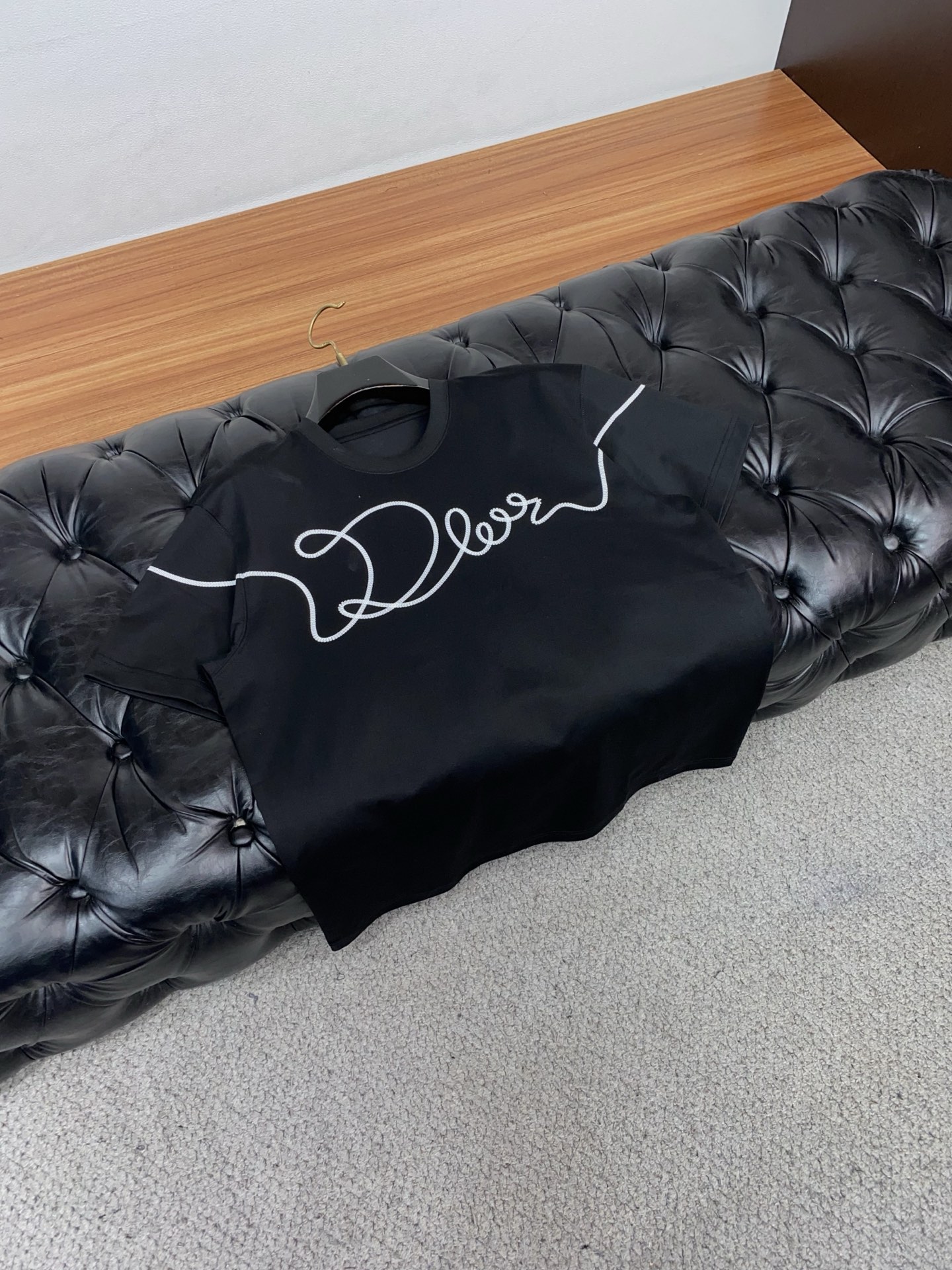 迪奥 26SS早春短袖T恤甄选软糯亲肤丝光棉面料制成，标准版圆领短袖裁剪，更适合日常穿着。简约不失设计感