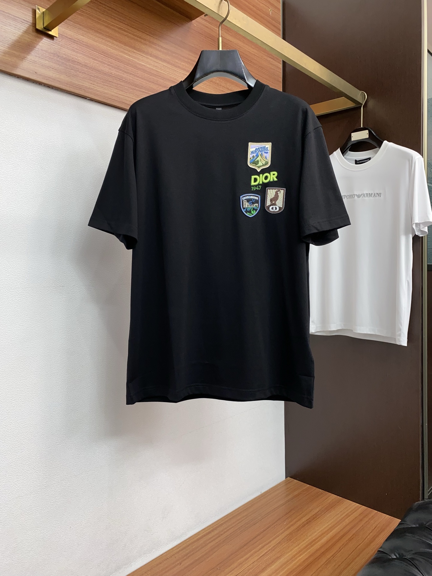 迪奥 26SS早春短袖T恤甄选软糯亲肤1丝光棉面料制成，标准版圆领短袖裁剪，更适合日常穿着。简约不失设计