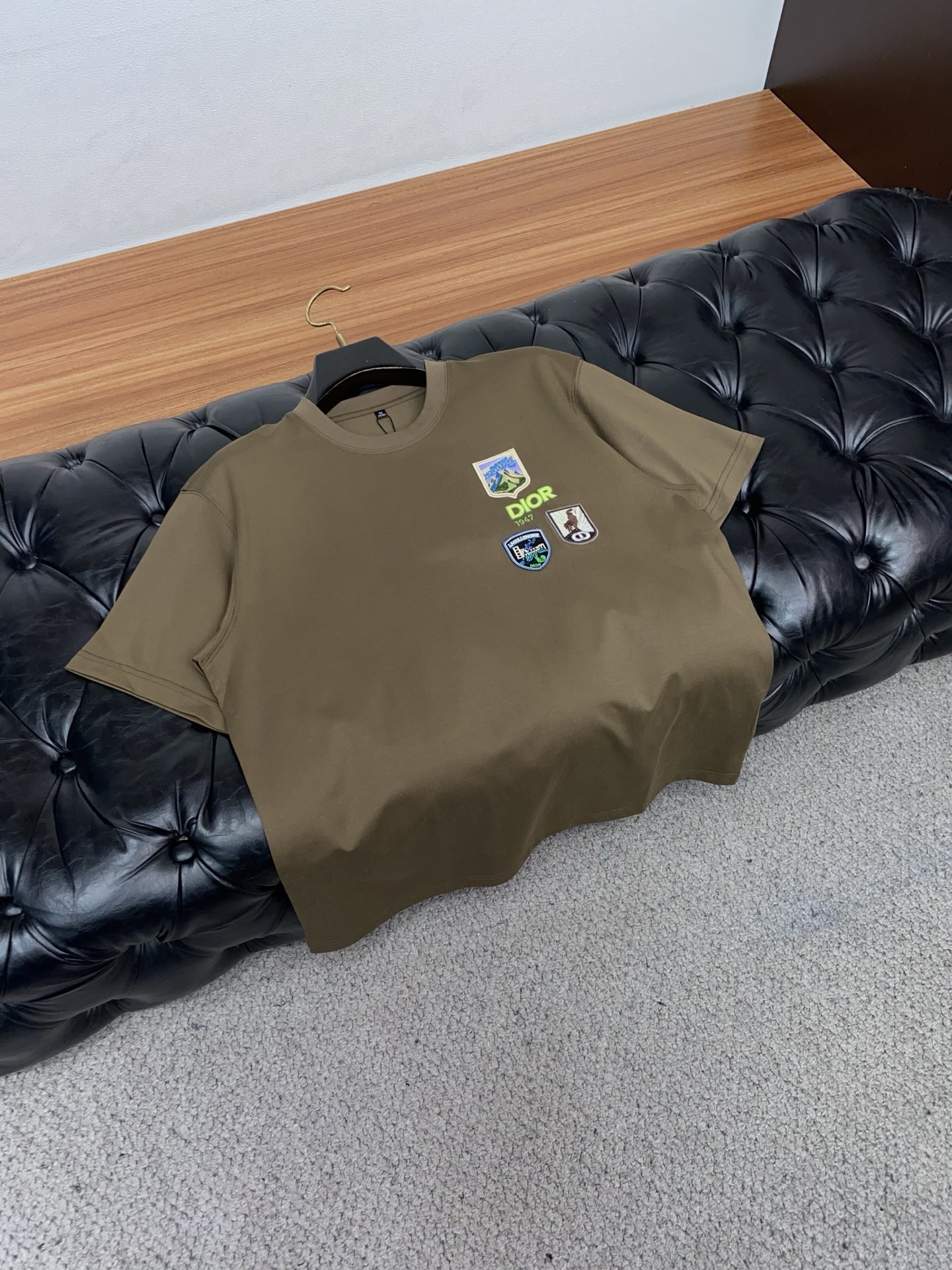 迪奥 26SS早春短袖T恤甄选软糯亲肤1丝光棉面料制成，标准版圆领短袖裁剪，更适合日常穿着。简约不失设计