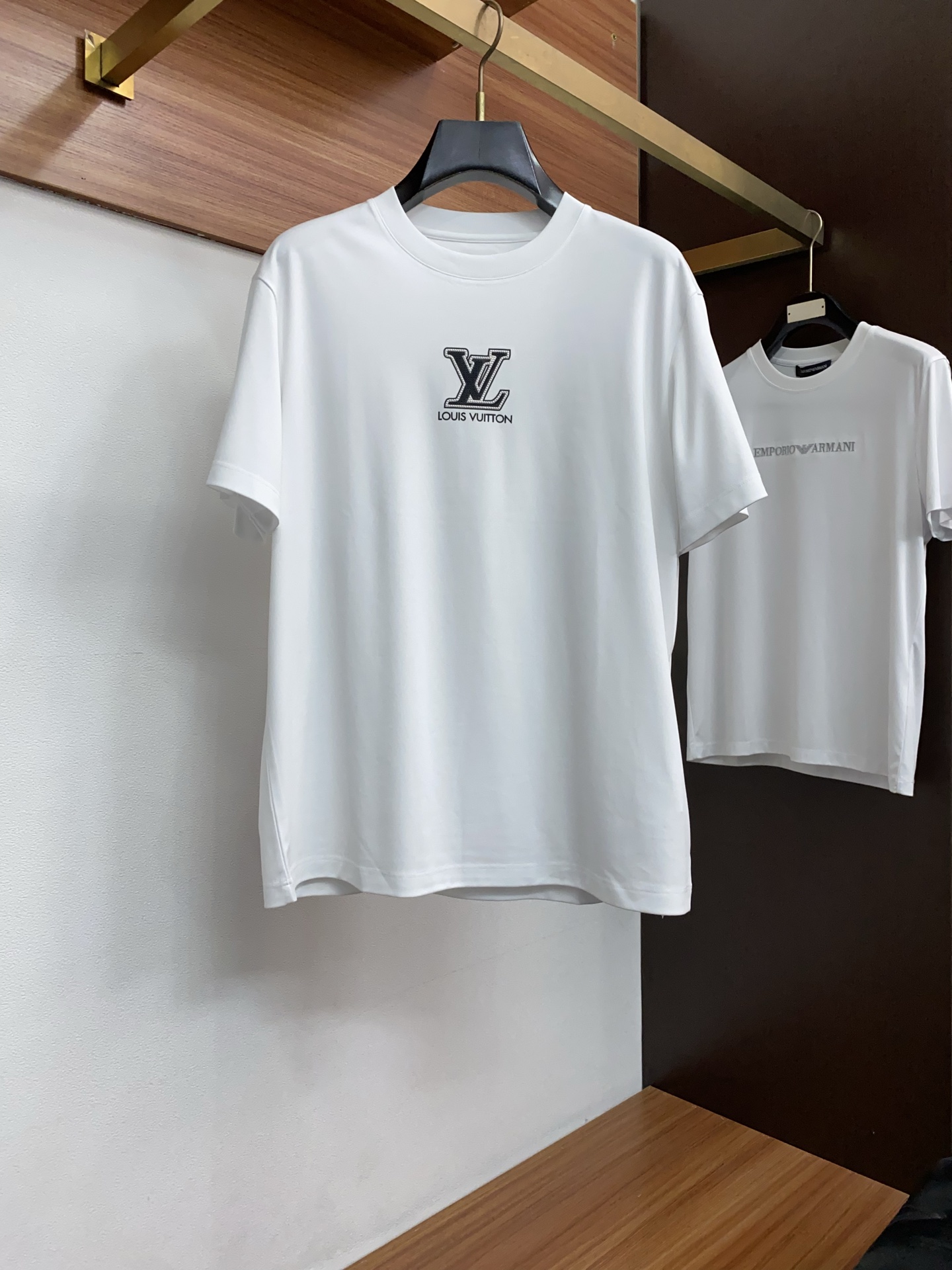 1v路易威登 26SS早春短袖T恤甄选软糯亲肤1丝光棉面料制成，标准版圆领短袖裁剪，更适合日常穿着。简约