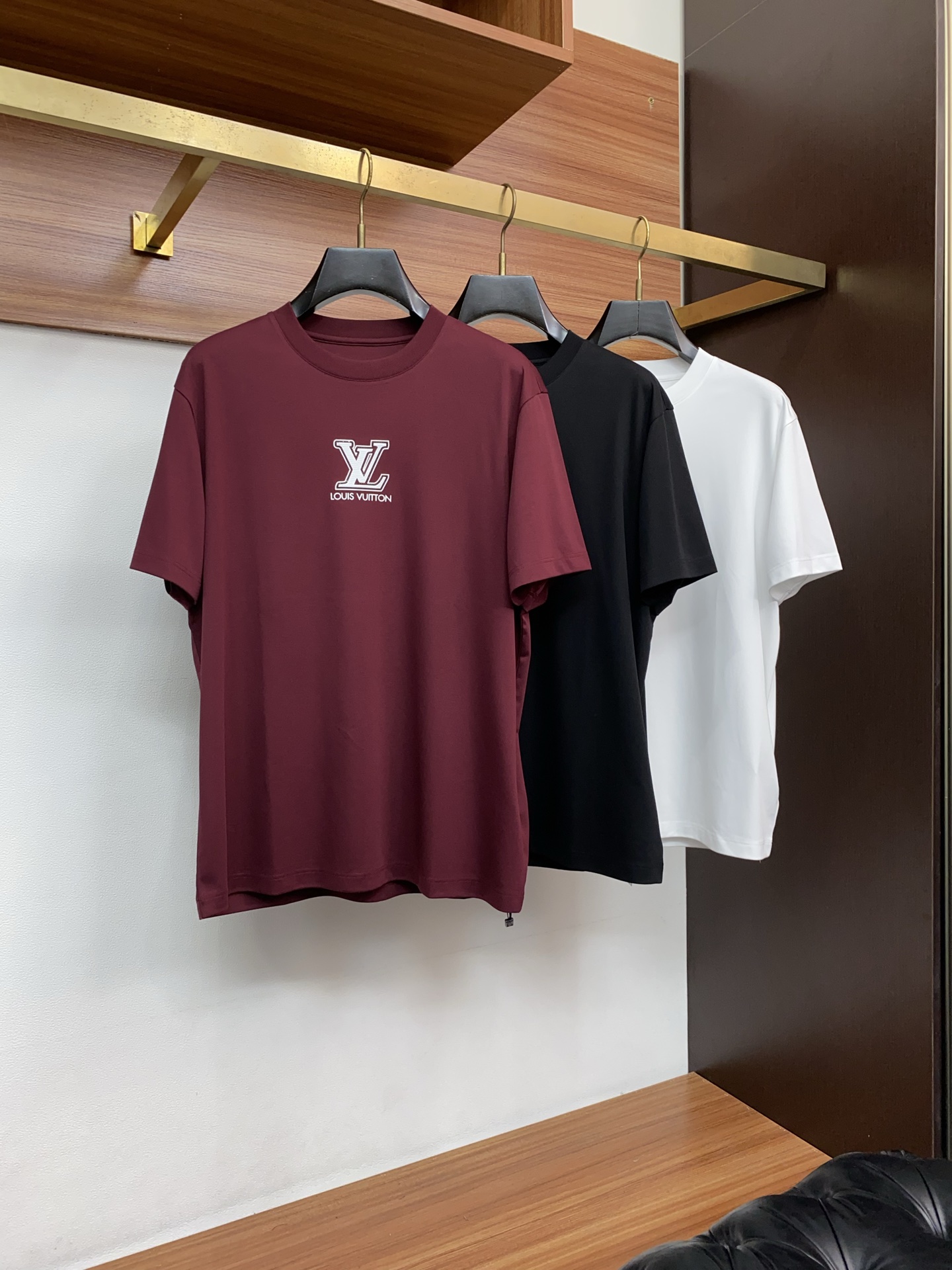 1v路易威登 26SS早春短袖T恤甄选软糯亲肤1丝光棉面料制成，标准版圆领短袖裁剪，更适合日常穿着。简约