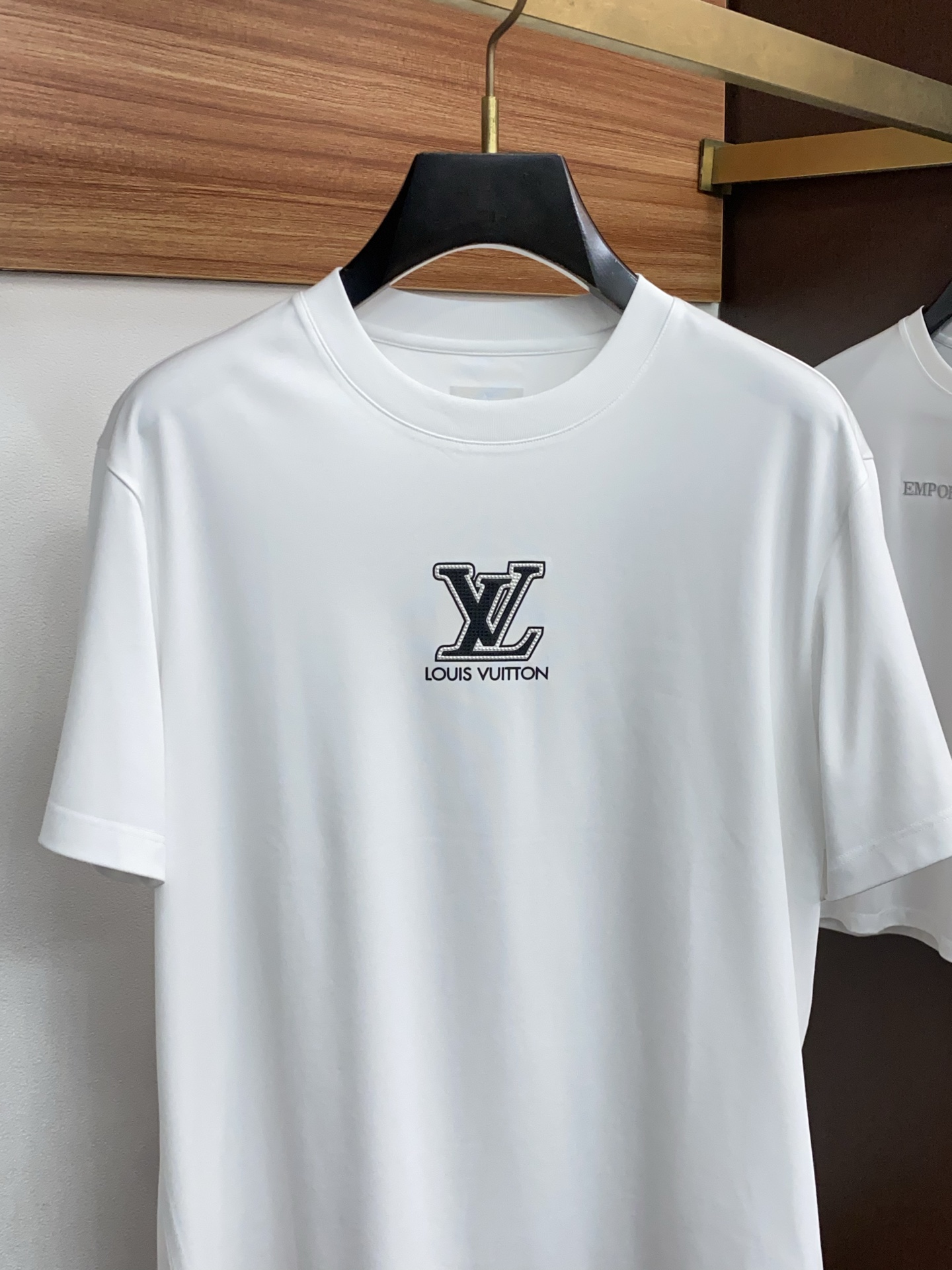 1v路易威登 26SS早春短袖T恤甄选软糯亲肤1丝光棉面料制成，标准版圆领短袖裁剪，更适合日常穿着。简约
