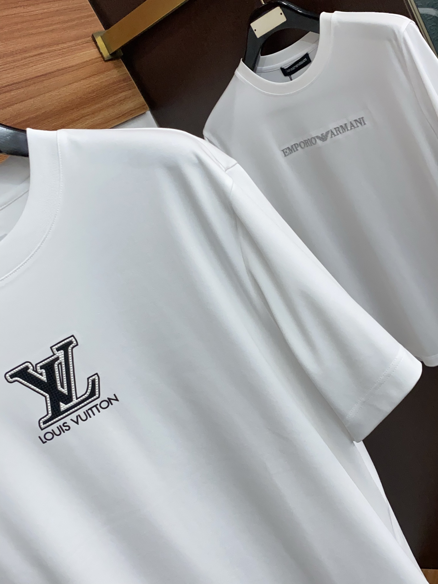 1v路易威登 26SS早春短袖T恤甄选软糯亲肤1丝光棉面料制成，标准版圆领短袖裁剪，更适合日常穿着。简约