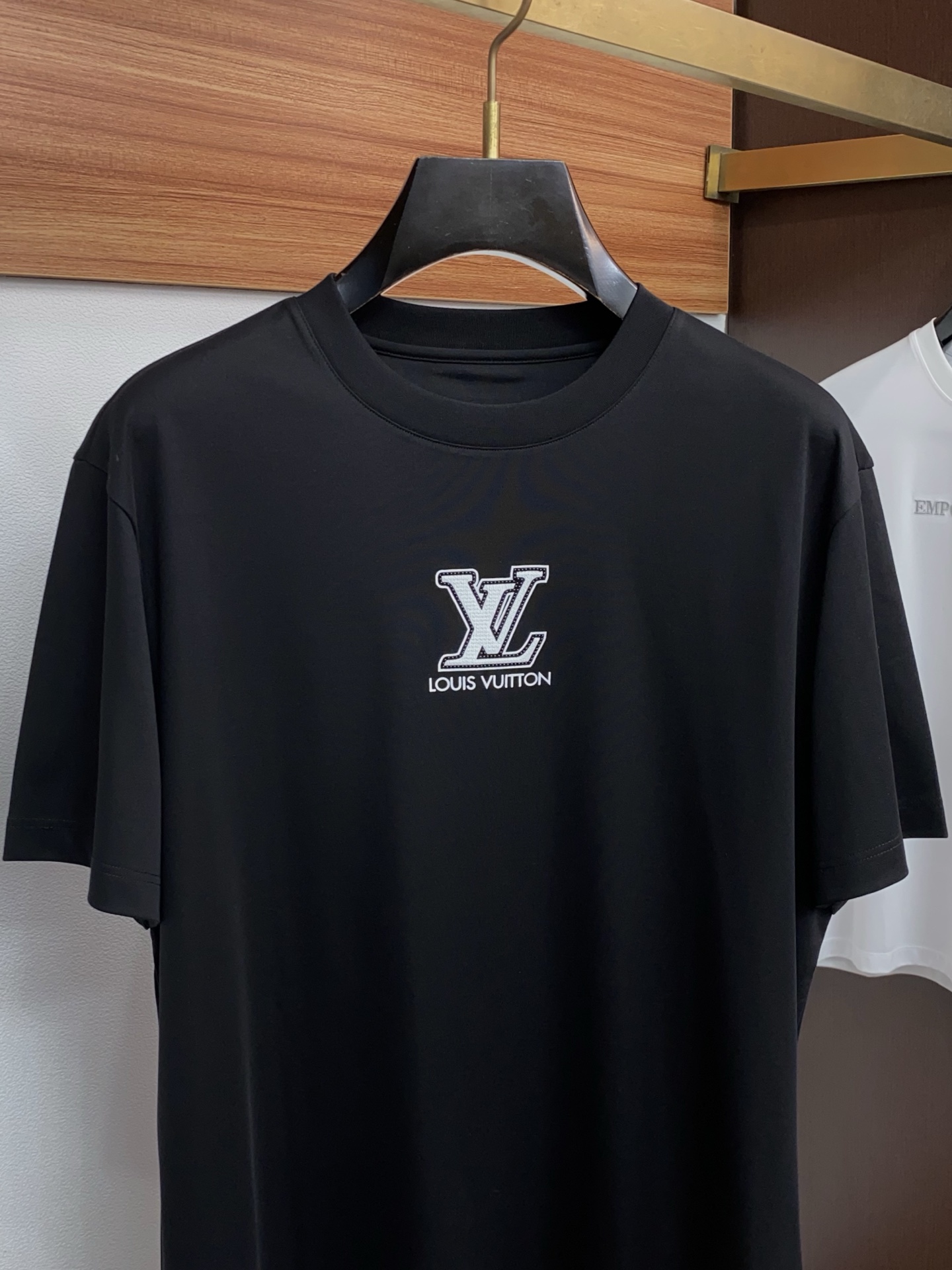 1v路易威登 26SS早春短袖T恤甄选软糯亲肤1丝光棉面料制成，标准版圆领短袖裁剪，更适合日常穿着。简约