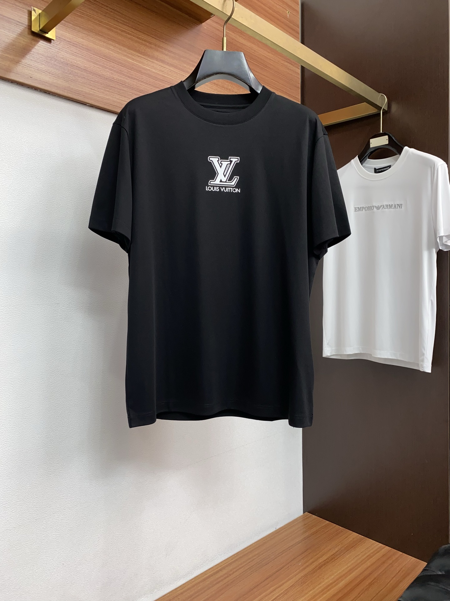 1v路易威登 26SS早春短袖T恤甄选软糯亲肤1丝光棉面料制成，标准版圆领短袖裁剪，更适合日常穿着。简约