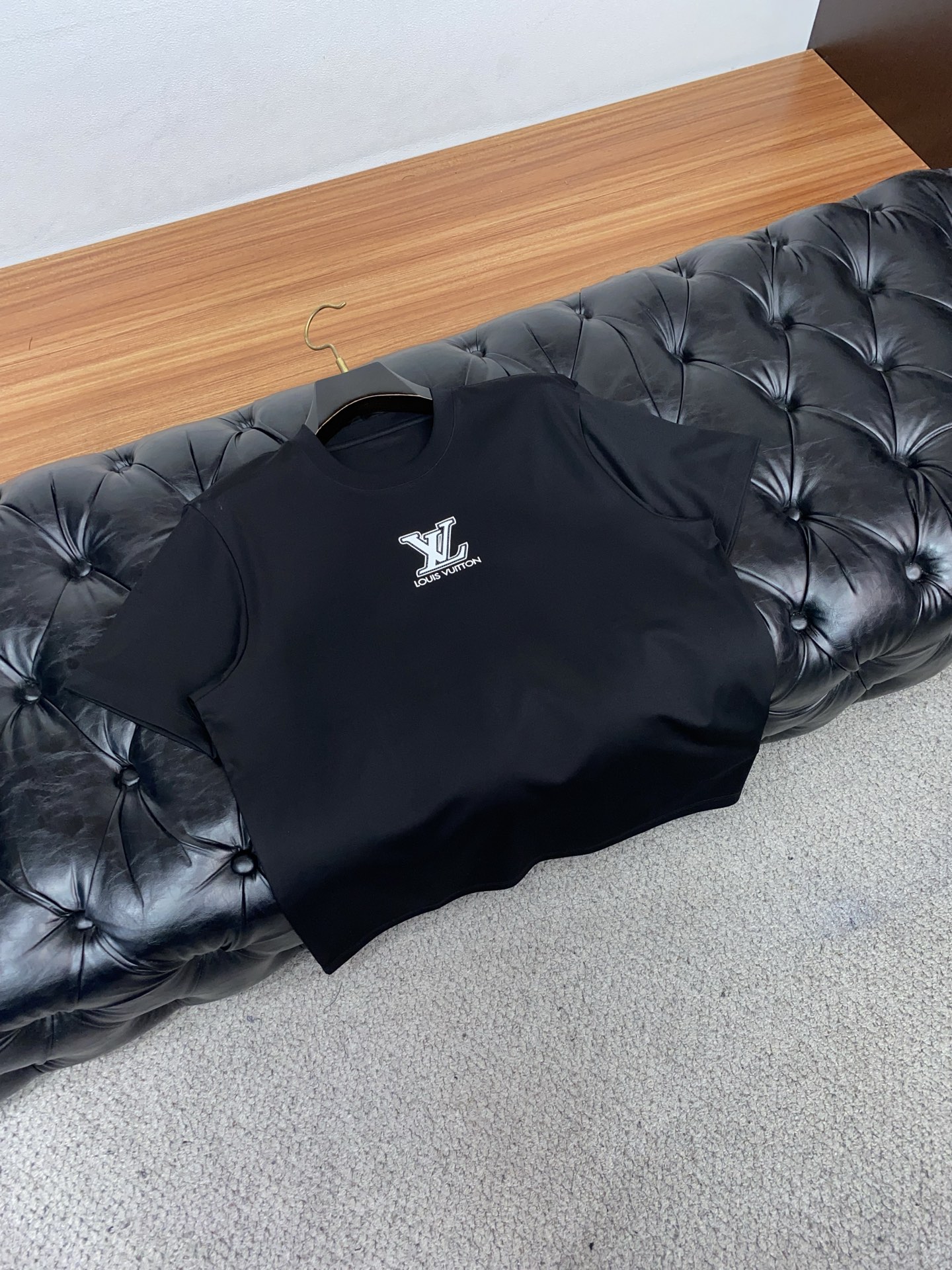 1v路易威登 26SS早春短袖T恤甄选软糯亲肤1丝光棉面料制成，标准版圆领短袖裁剪，更适合日常穿着。简约