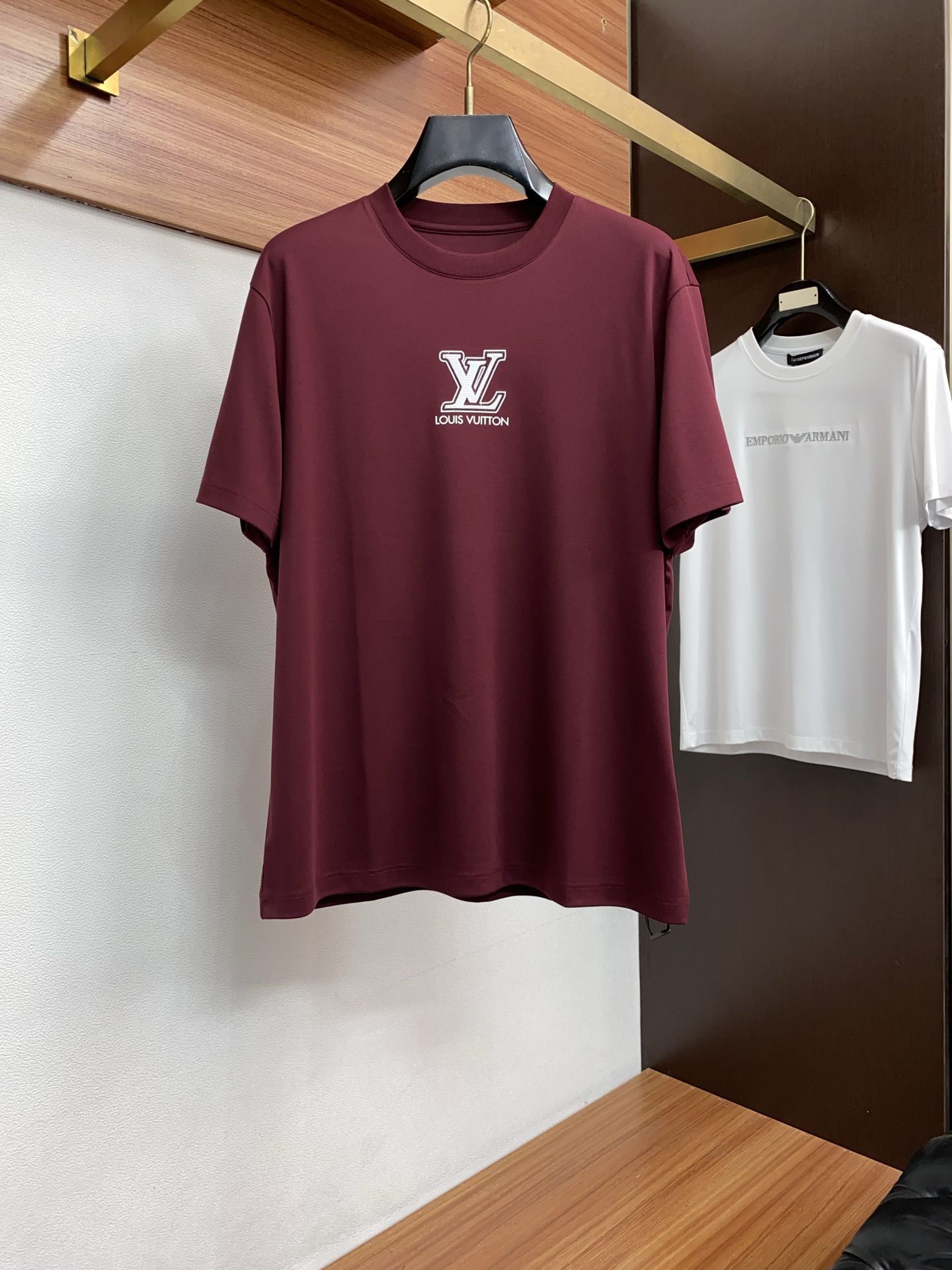 1v路易威登 26SS早春短袖T恤甄选软糯亲肤1丝光棉面料制成，标准版圆领短袖裁剪，更适合日常穿着。简约