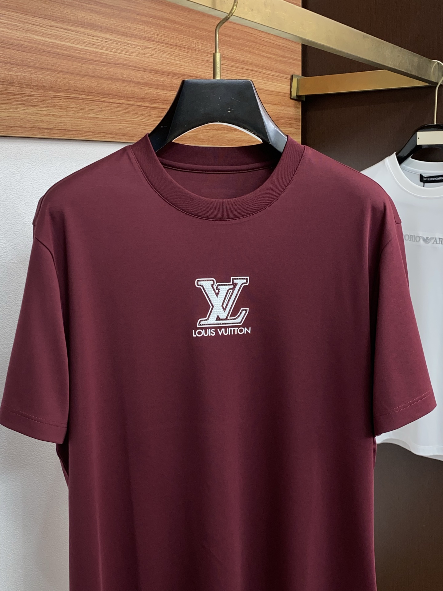 1v路易威登 26SS早春短袖T恤甄选软糯亲肤1丝光棉面料制成，标准版圆领短袖裁剪，更适合日常穿着。简约