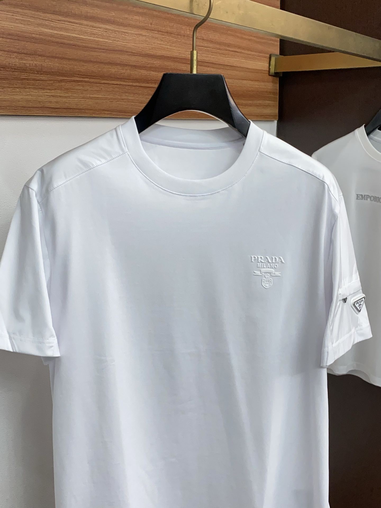 普拉达 26SS早春短袖T恤甄选软糯亲肤1丝光棉面料制成，标准版圆领短袖裁剪，更适合日常穿着。简约不失设