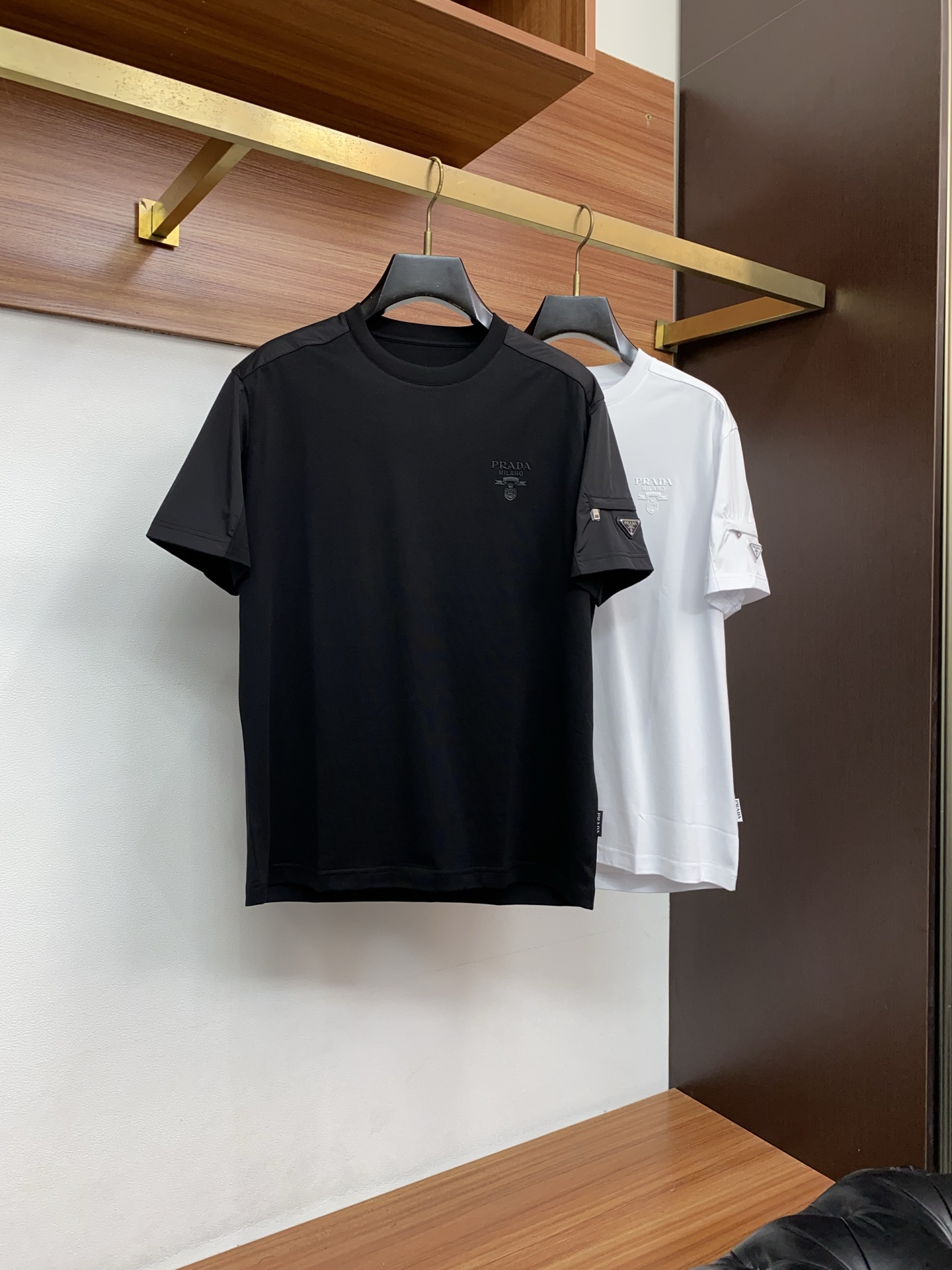 普拉达 26SS早春短袖T恤甄选软糯亲肤1丝光棉面料制成，标准版圆领短袖裁剪，更适合日常穿着。简约不失设