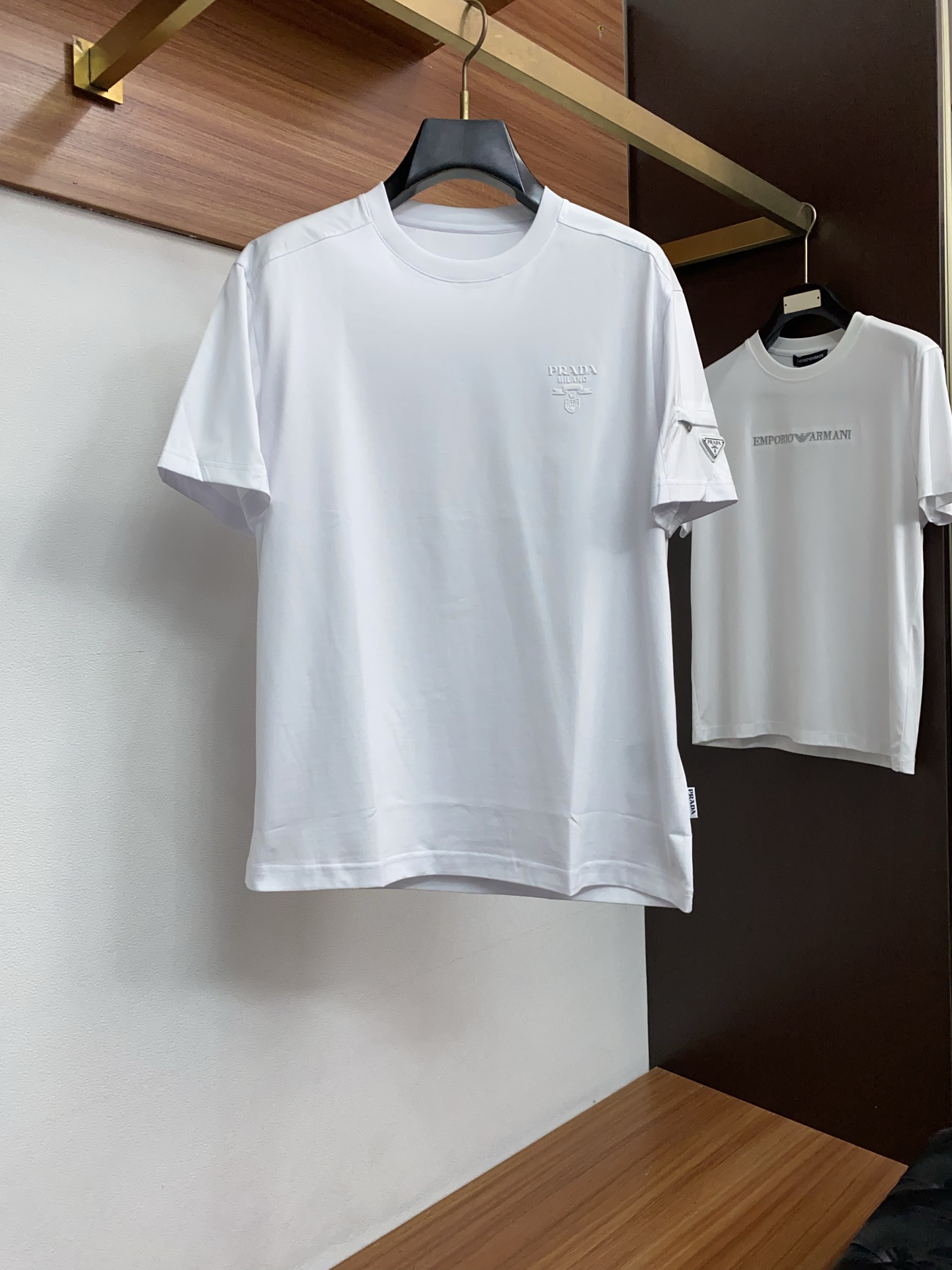 普拉达 26SS早春短袖T恤甄选软糯亲肤1丝光棉面料制成，标准版圆领短袖裁剪，更适合日常穿着。简约不失设