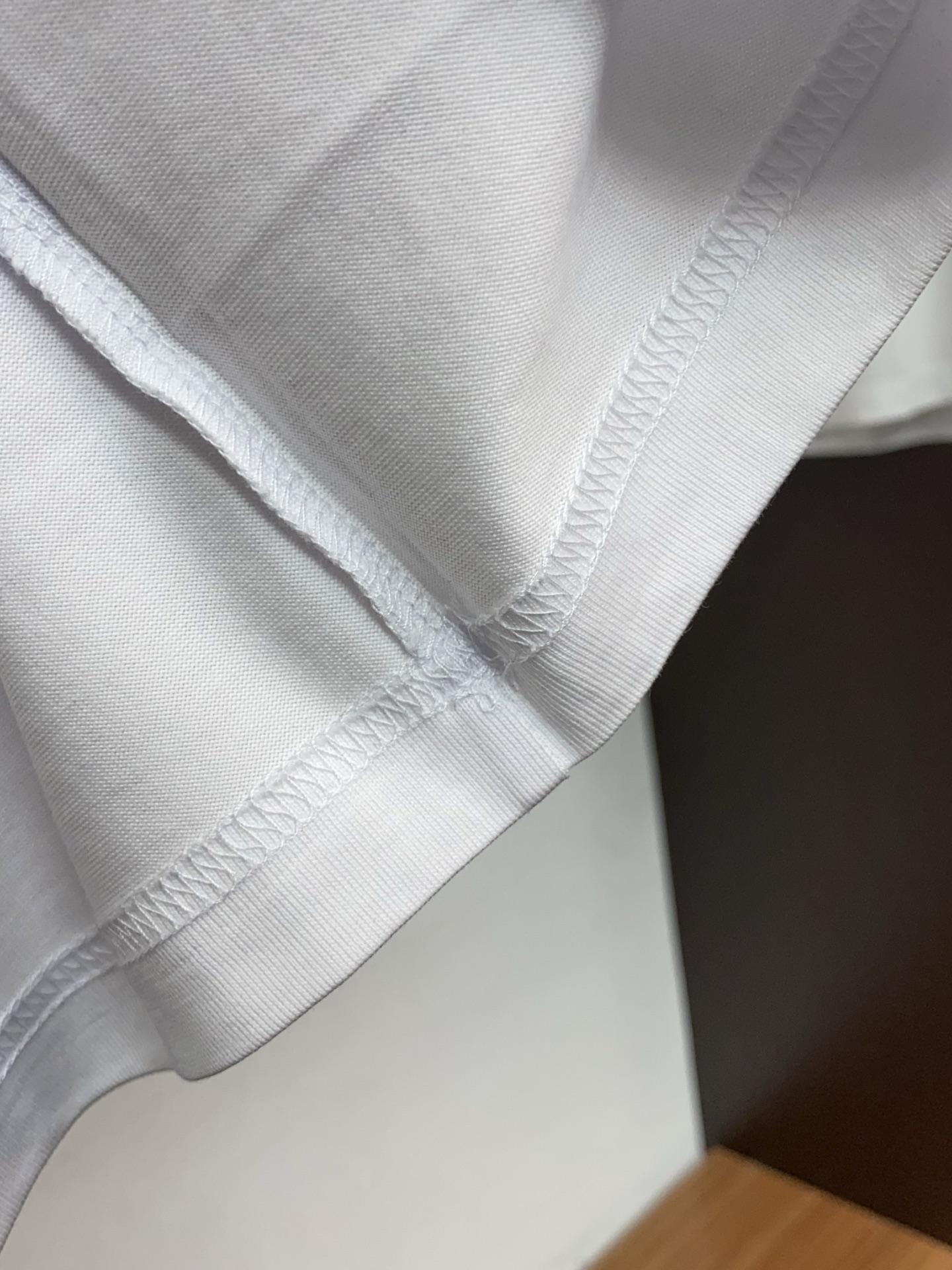 普拉达 26SS早春短袖T恤甄选软糯亲肤1丝光棉面料制成，标准版圆领短袖裁剪，更适合日常穿着。简约不失设