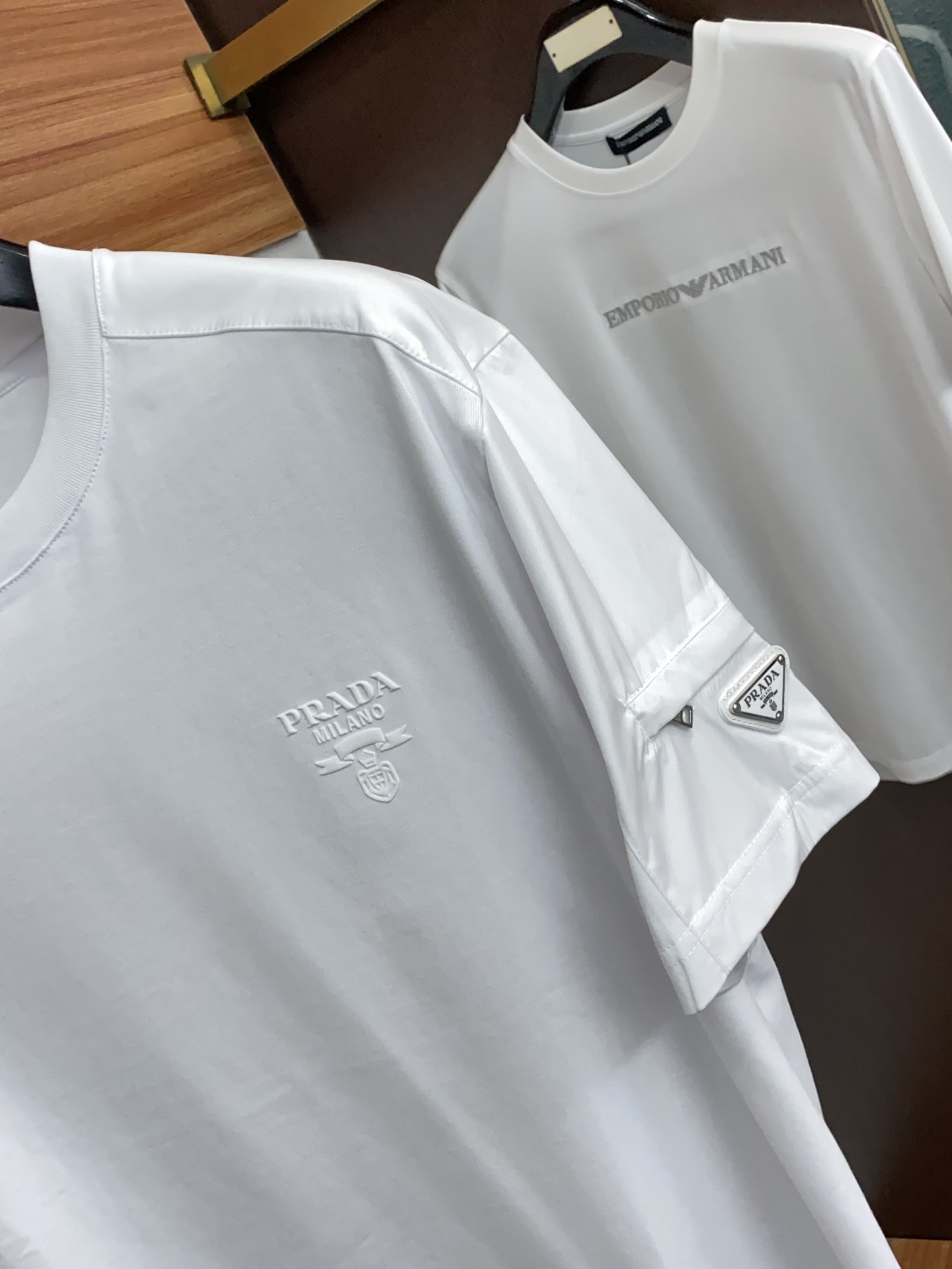 普拉达 26SS早春短袖T恤甄选软糯亲肤1丝光棉面料制成，标准版圆领短袖裁剪，更适合日常穿着。简约不失设