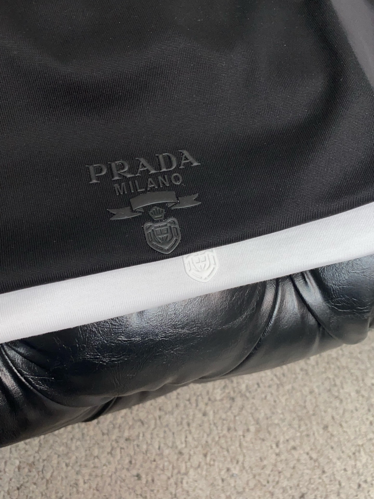 普拉达 26SS早春短袖T恤甄选软糯亲肤1丝光棉面料制成，标准版圆领短袖裁剪，更适合日常穿着。简约不失设