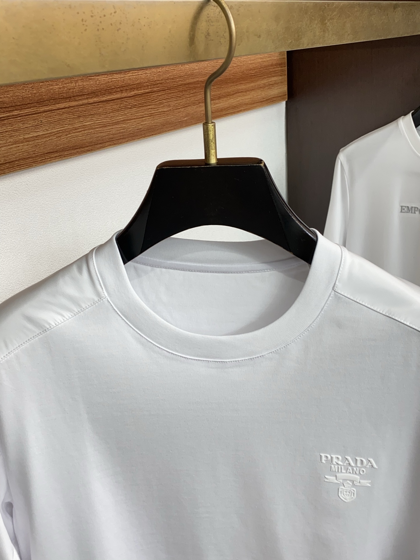 普拉达 26SS早春短袖T恤甄选软糯亲肤1丝光棉面料制成，标准版圆领短袖裁剪，更适合日常穿着。简约不失设