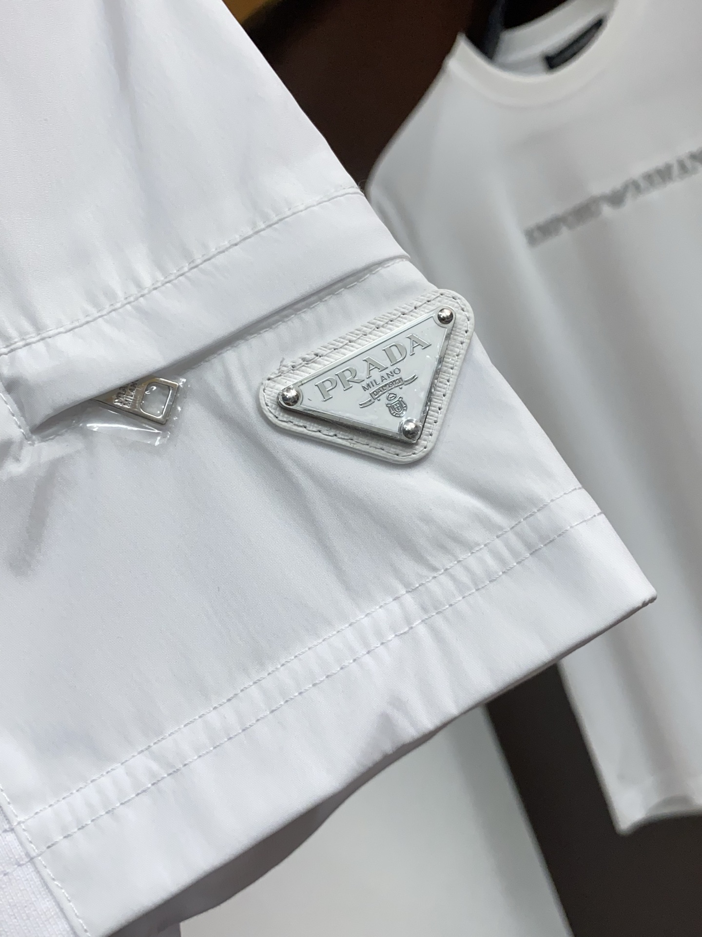 普拉达 26SS早春短袖T恤甄选软糯亲肤1丝光棉面料制成，标准版圆领短袖裁剪，更适合日常穿着。简约不失设
