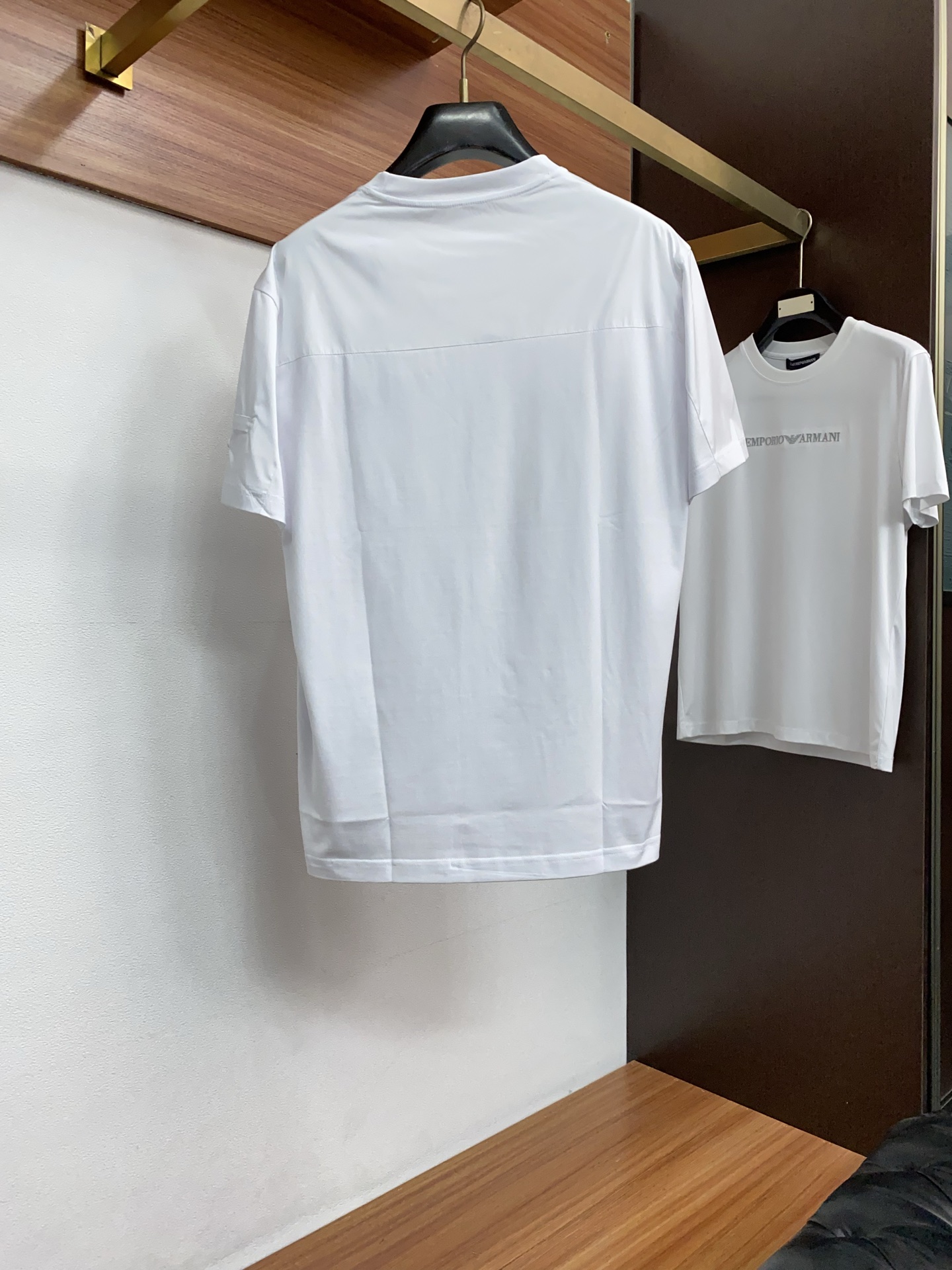 普拉达 26SS早春短袖T恤甄选软糯亲肤1丝光棉面料制成，标准版圆领短袖裁剪，更适合日常穿着。简约不失设